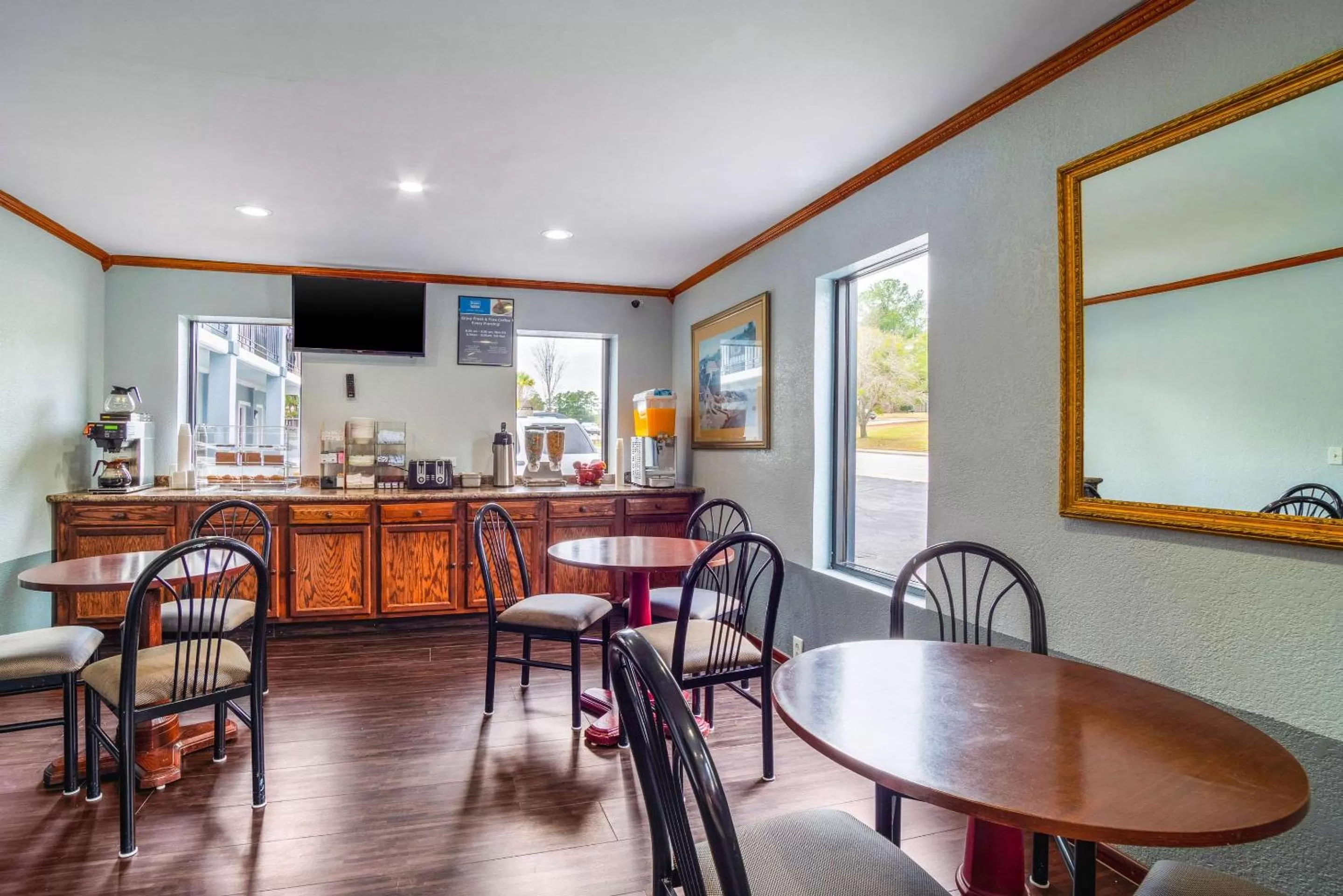 Restaurant/places to eat in Rodeway Inn & Suites Fort Jackson