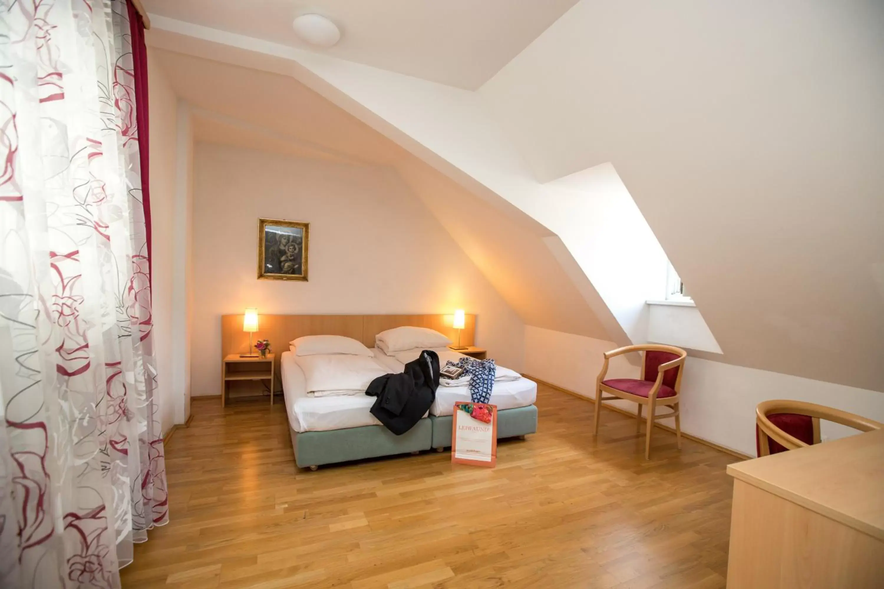 Deluxe Double Room in Gästehaus Deutscher Orden Wien Deluxe Double Room in Gästehaus Deutscher Orden Wien
