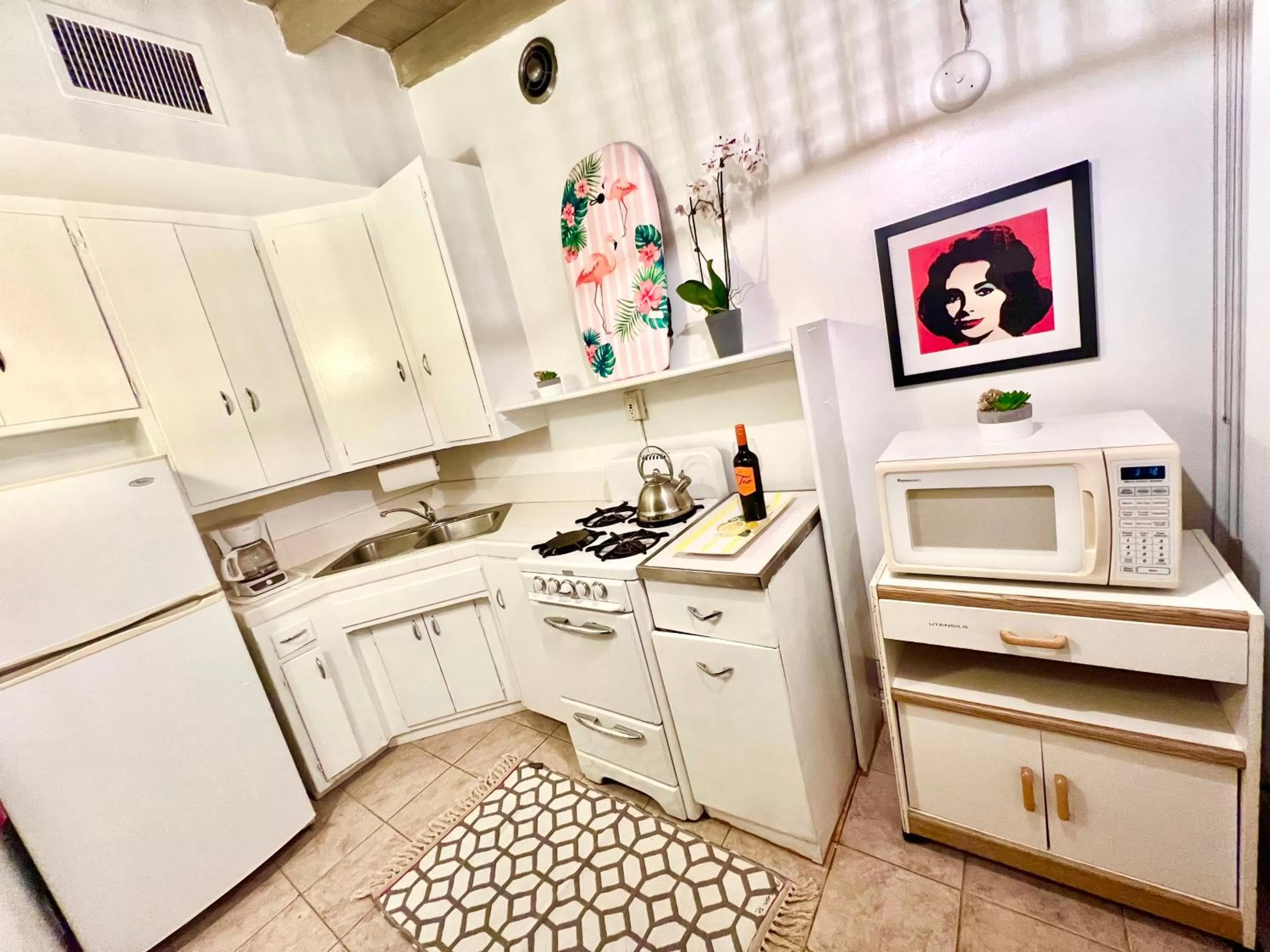 Kitchen or kitchenette in A PLACE IN THE SUN Hotel - ADULTS ONLY Big Units, 24h Heated Pool & Spa in 1 Acre Park Prime Location, DOG Friendly, TOP Midcentury Modern Boutique Hotel