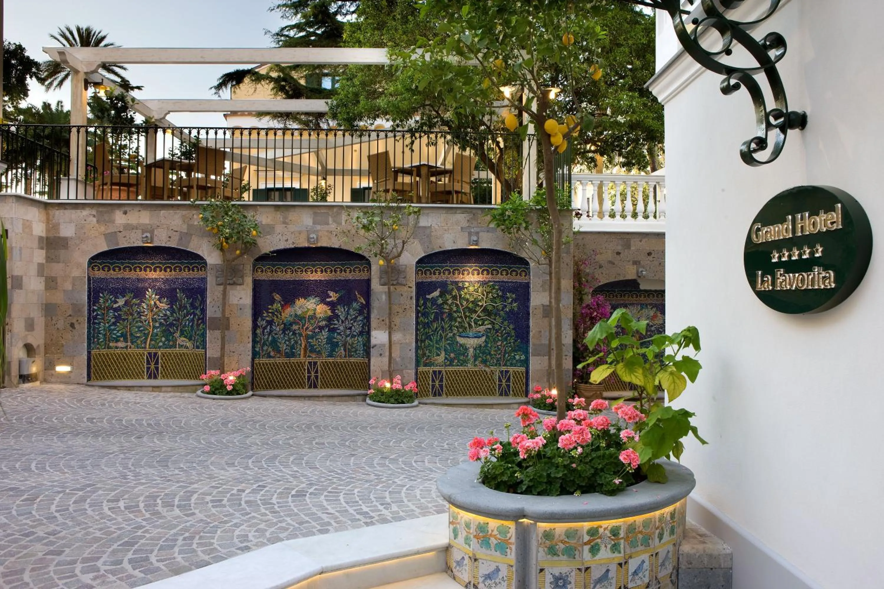 Facade/entrance in Grand Hotel La Favorita