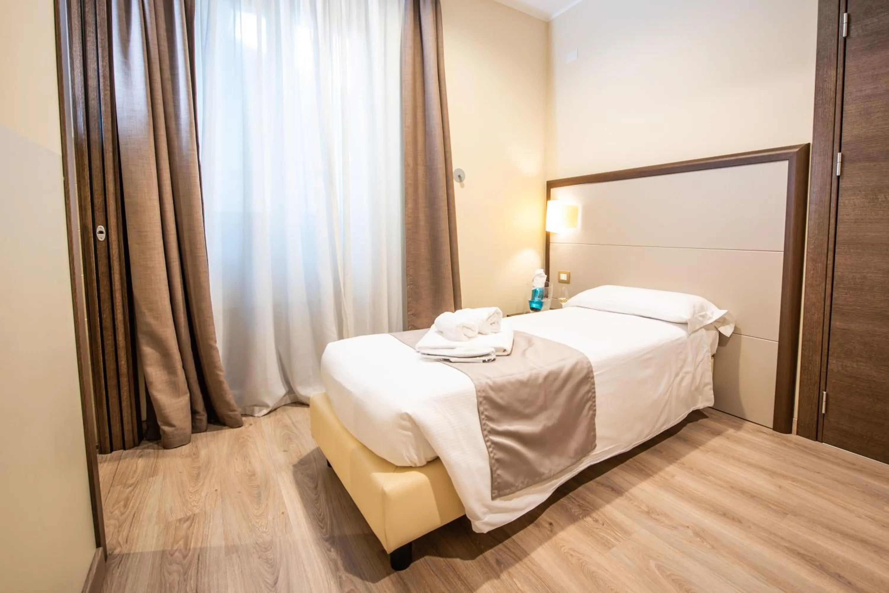 Single Room Ground Floor in Hotel Rosa