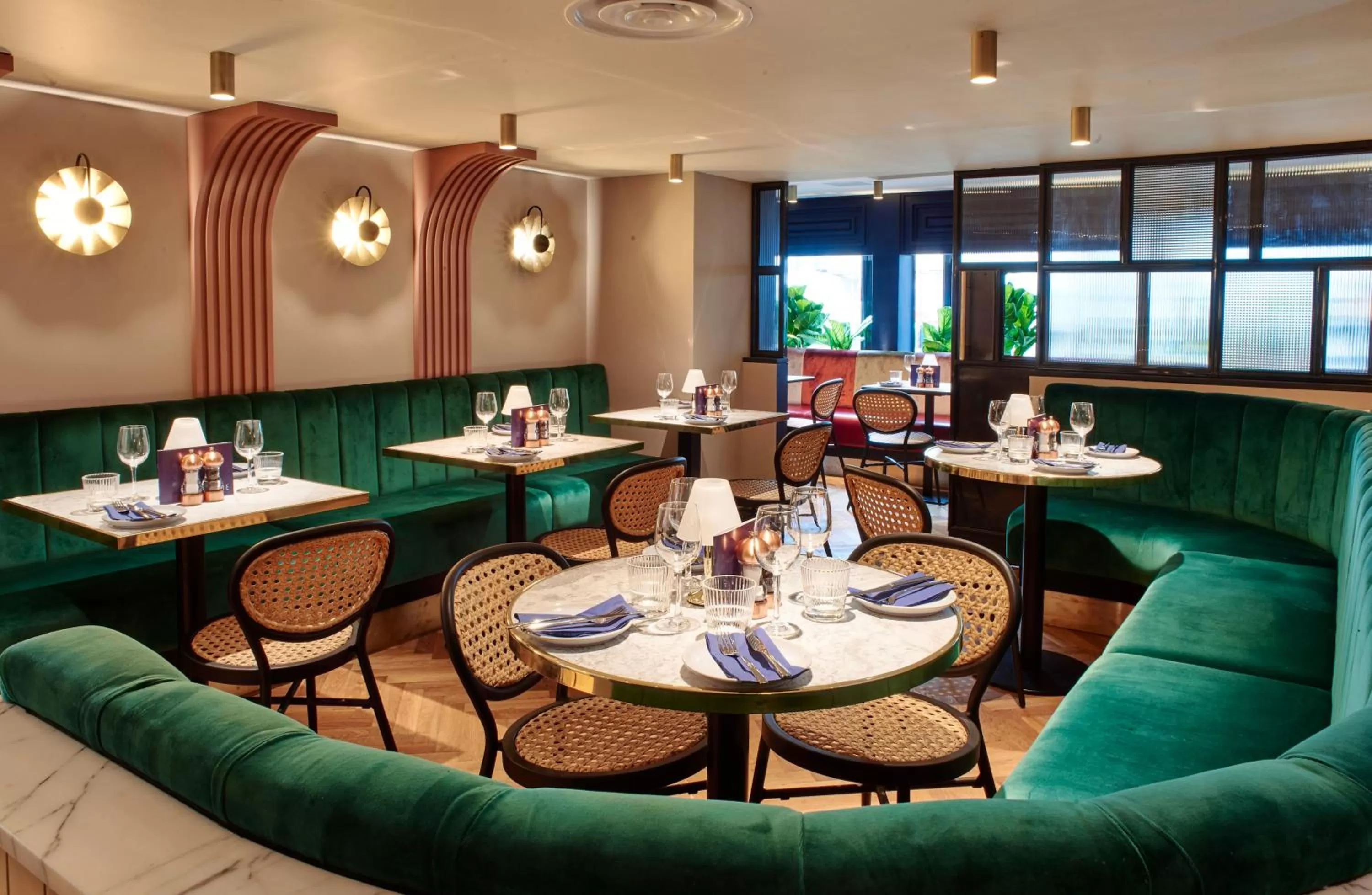 Restaurant/places to eat in Le Monde Hotel