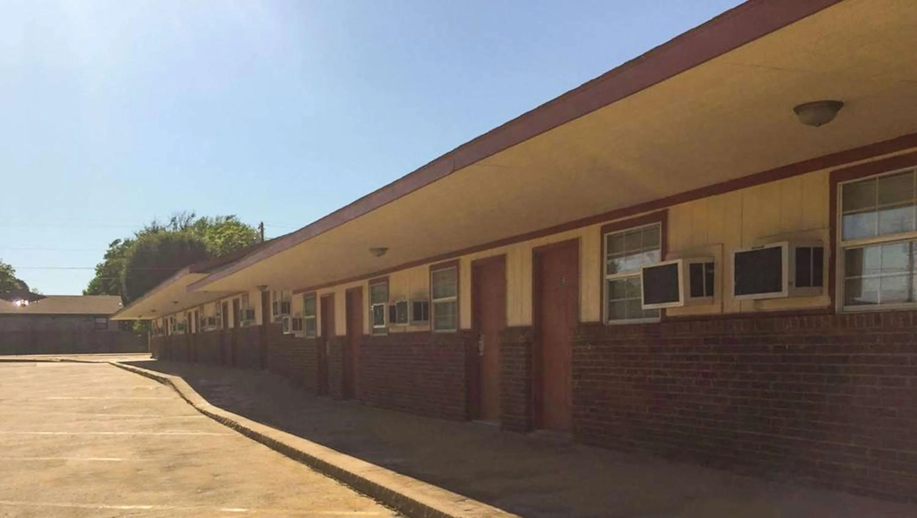 Property building in Budget Inn Ardmore OK