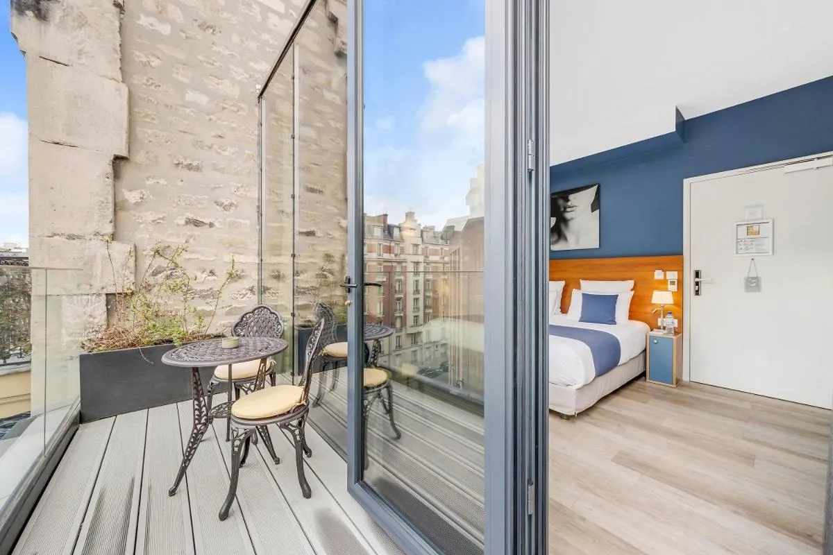 Balcony/Terrace, Bed in Hôtel Villa Eiffel Mademoiselle