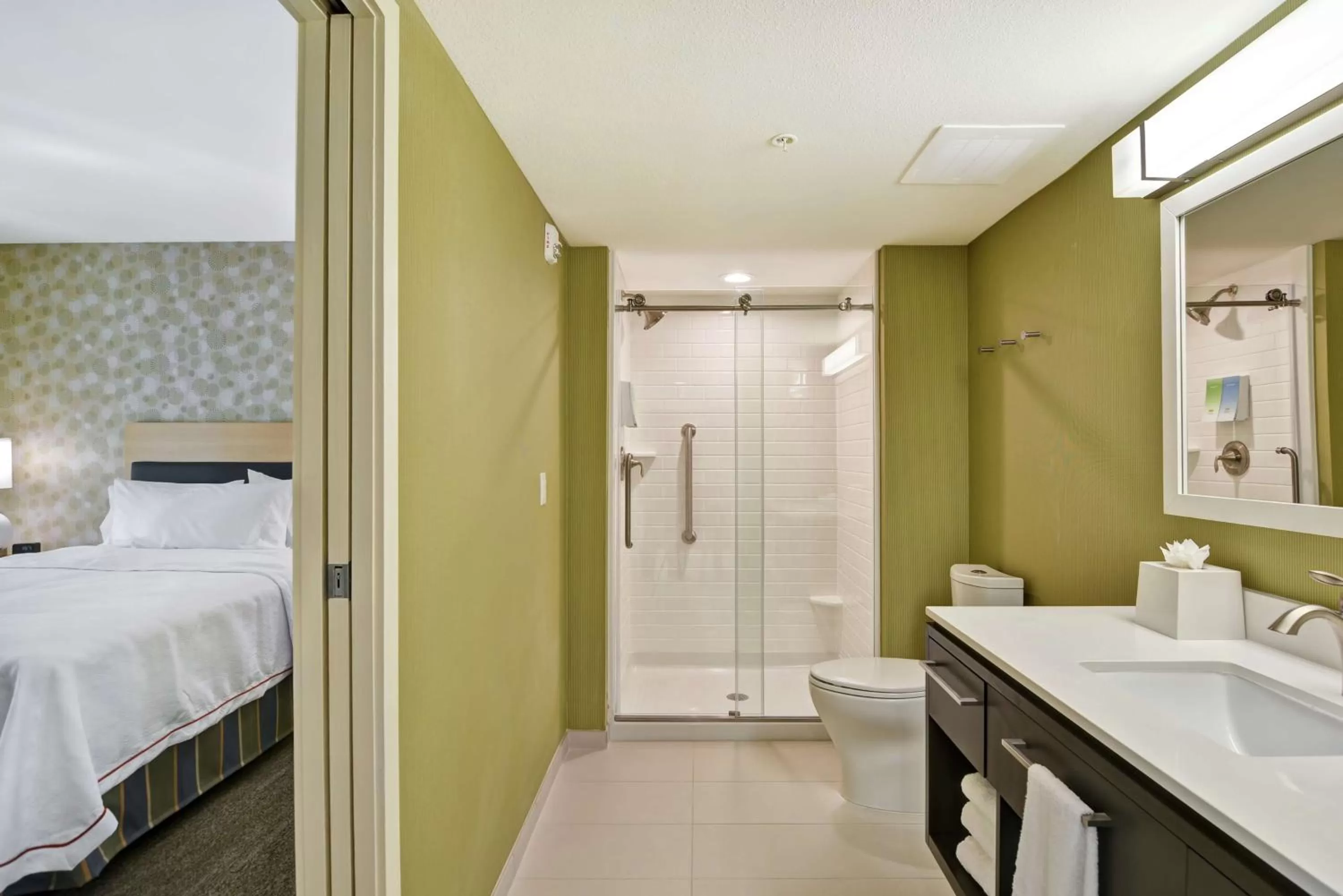 Bathroom, Bed in Home2 Suites By Hilton Hilton Head