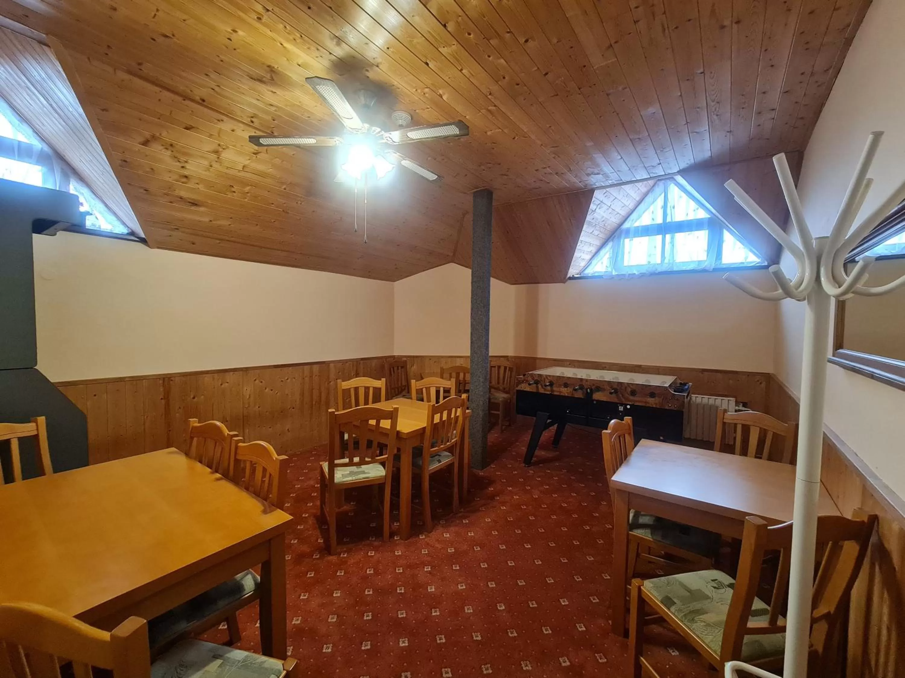 Communal lounge/ TV room in garni Hotel ASAS***