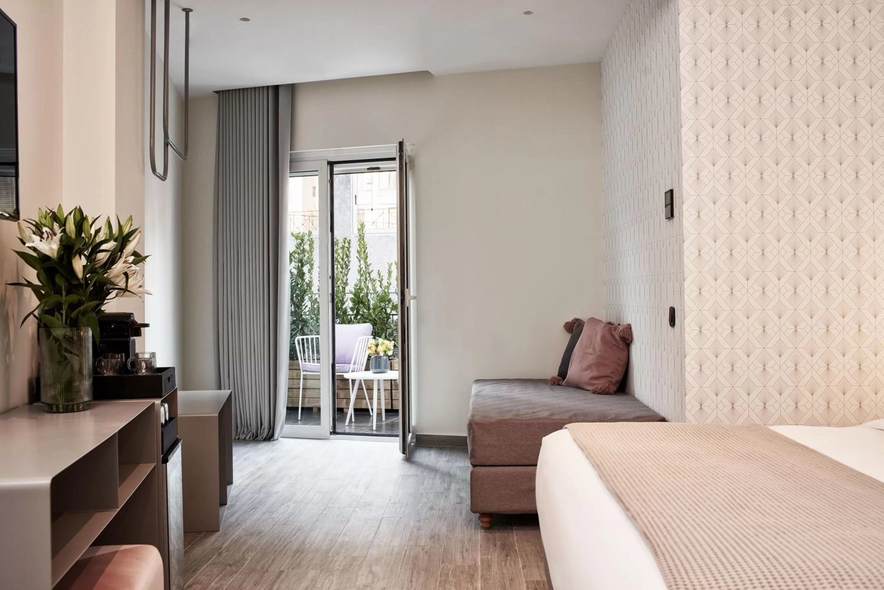 Photo of the whole room, Bed in Athens4