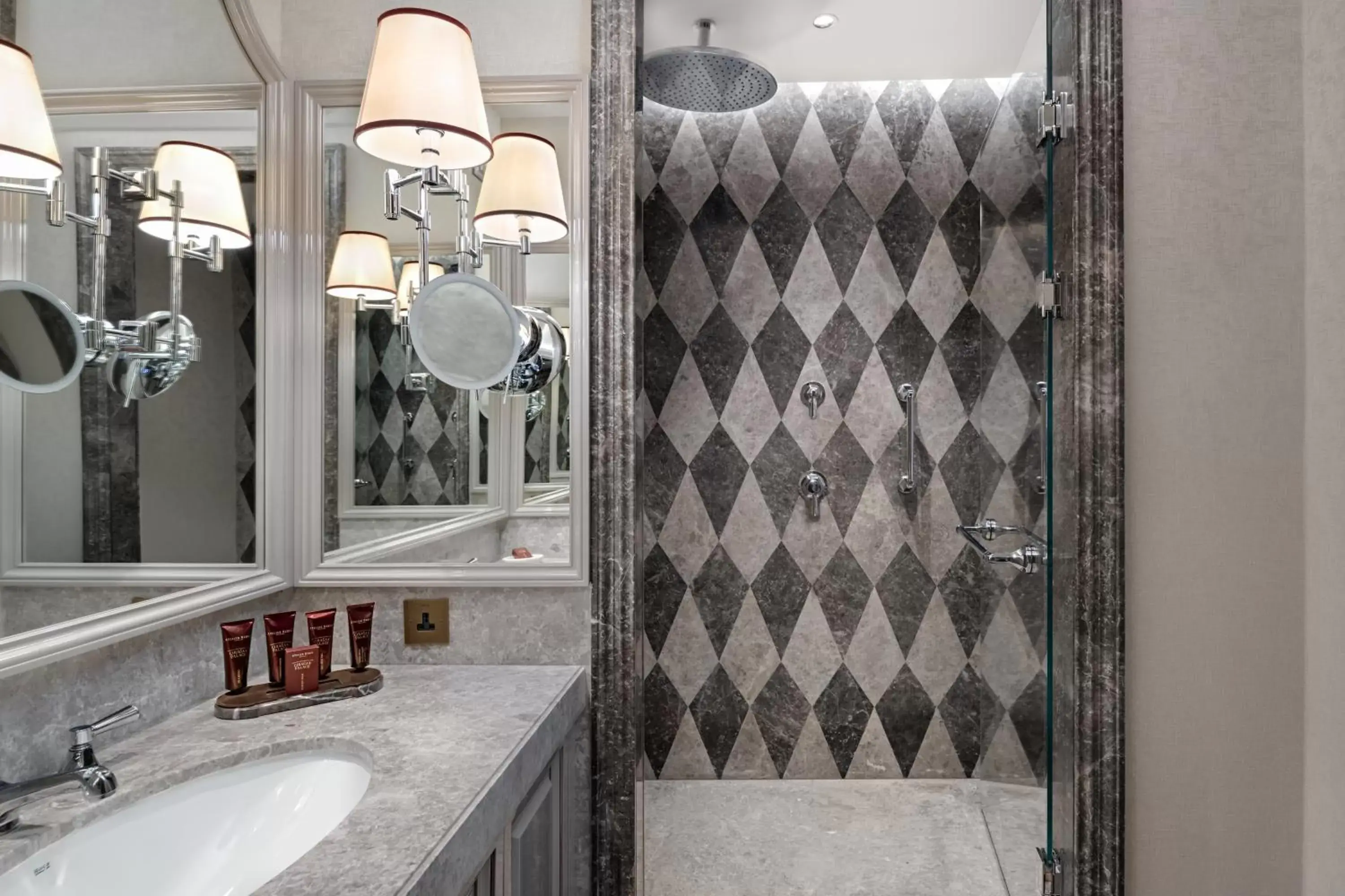 Deluxe Garden Suite in Çırağan Palace Kempinski Istanbul Deluxe Garden Suite in Çırağan Palace Kempinski Istanbul