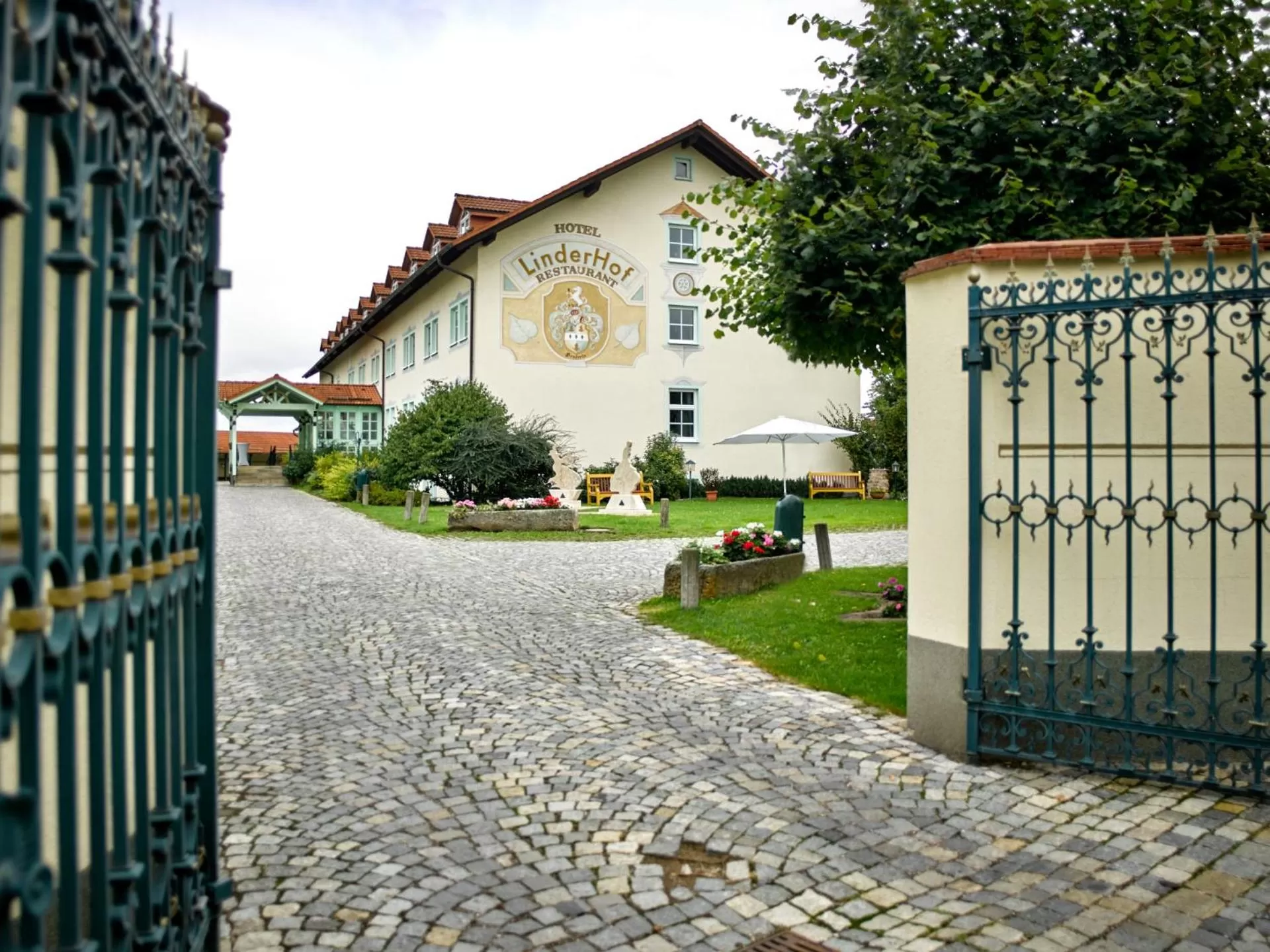 Facade/entrance in Hotel Linderhof