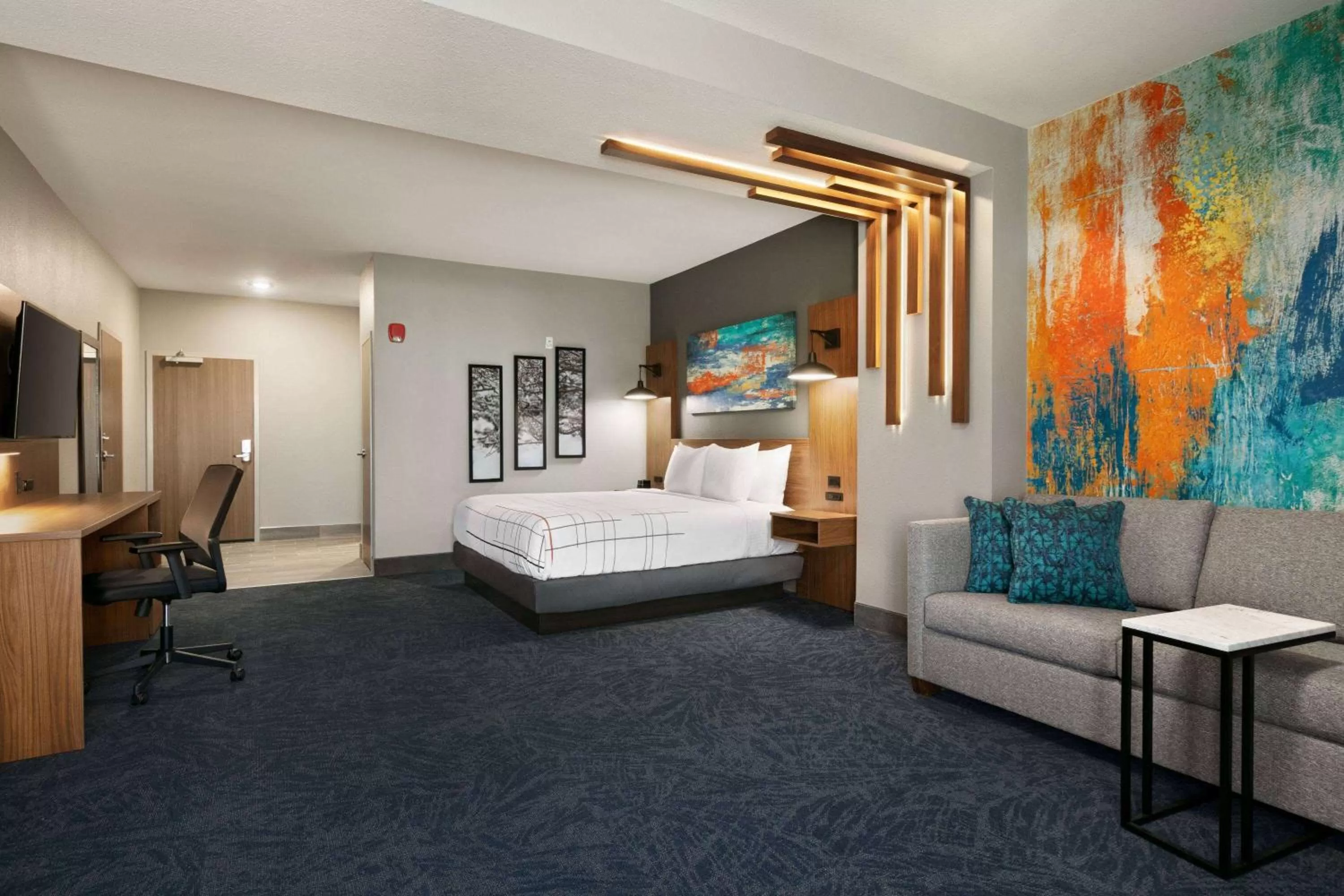 Photo of the whole room, Bed in La Quinta Inn & Suites by Wyndham College Station North