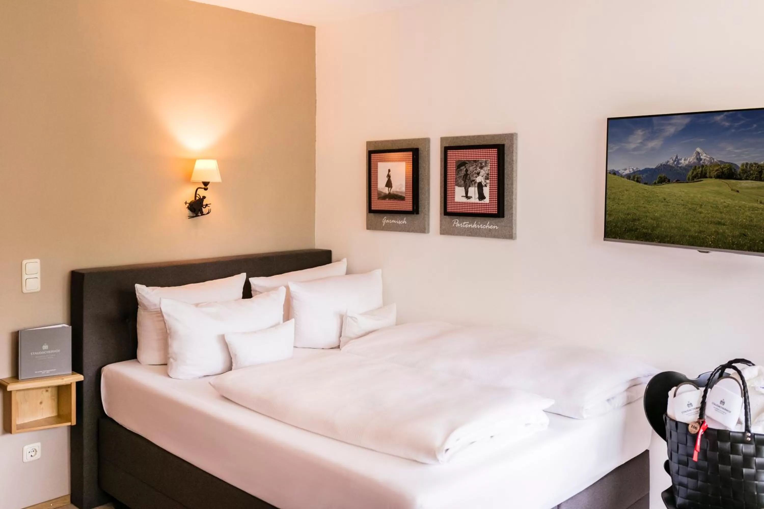 Photo of the whole room, Bed in Staudacherhof in Garmisch-Partenkirchen I Blick aufs Zugspitzmassiv I einzigartige Bayurvida Küche