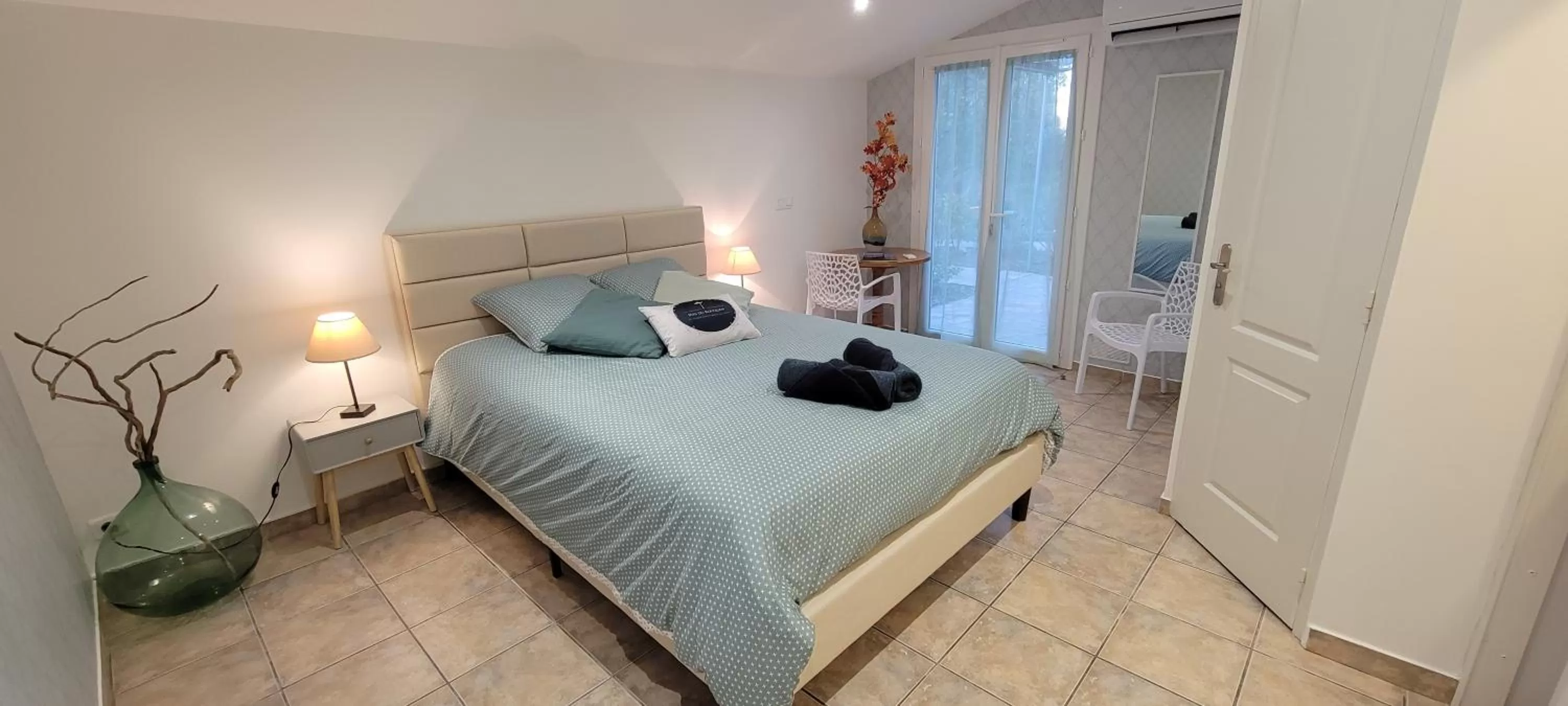 Photo of the whole room, Bed in Le Mas du Rouquan