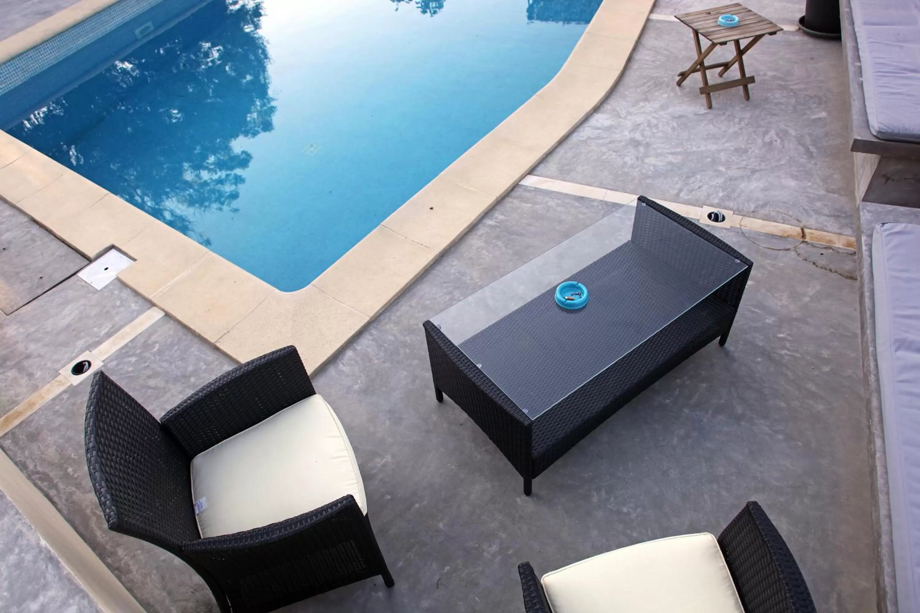 Swimming pool in Logis Auberge De Tavel