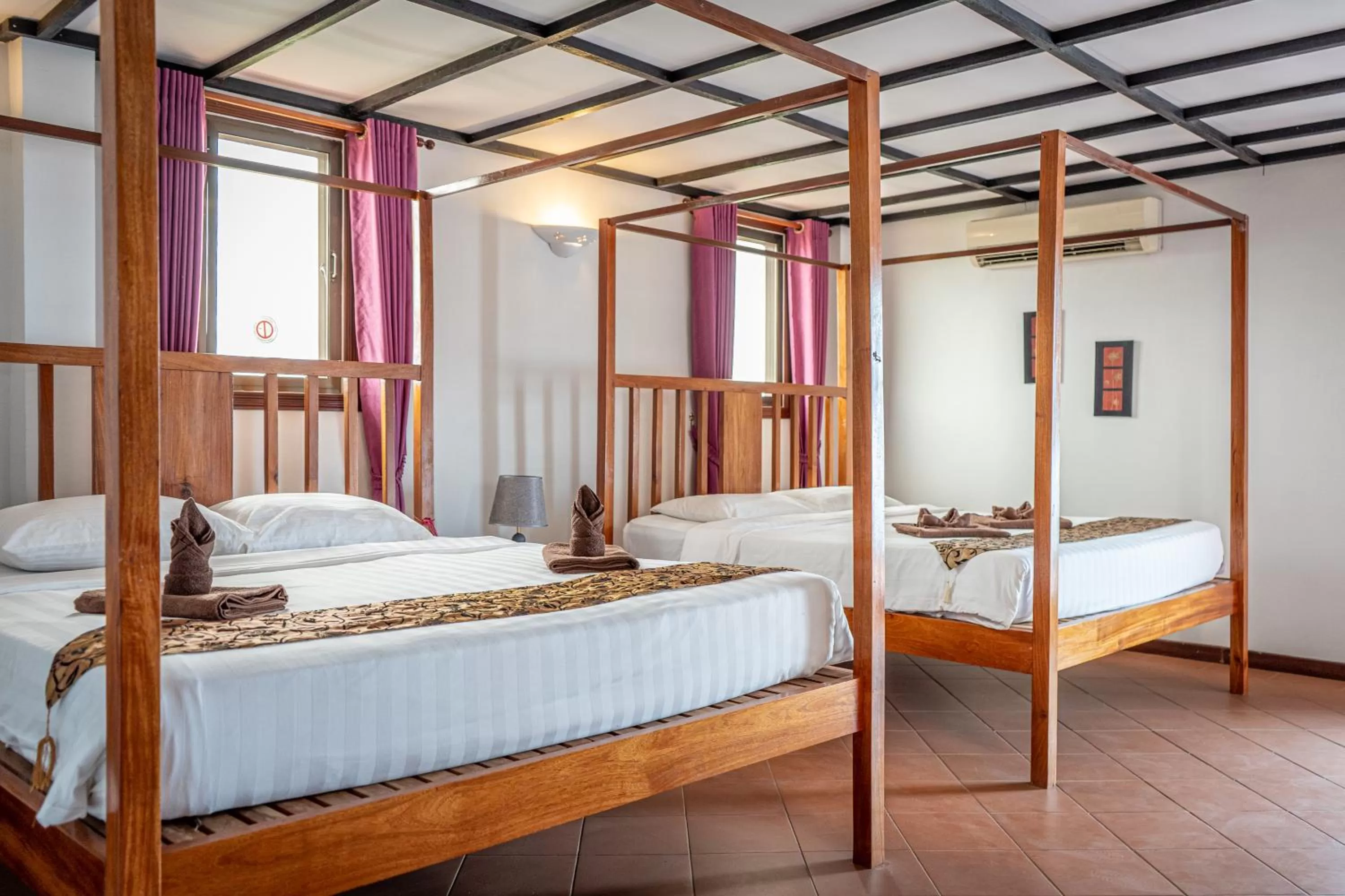 Bed in DEN HOTEL TOTONOU SIEM REAP