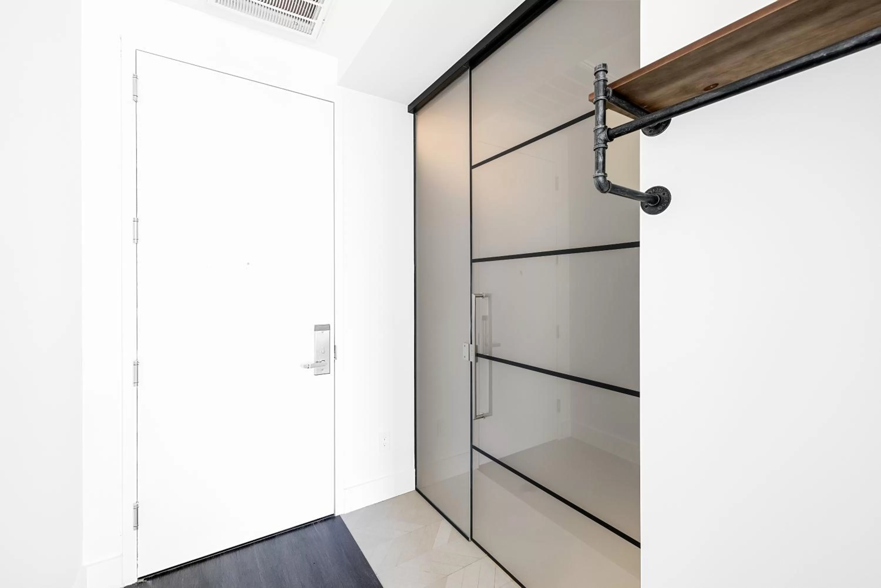 Deluxe Queen Room - Non-Smoking in The Bogart by LuxUrban