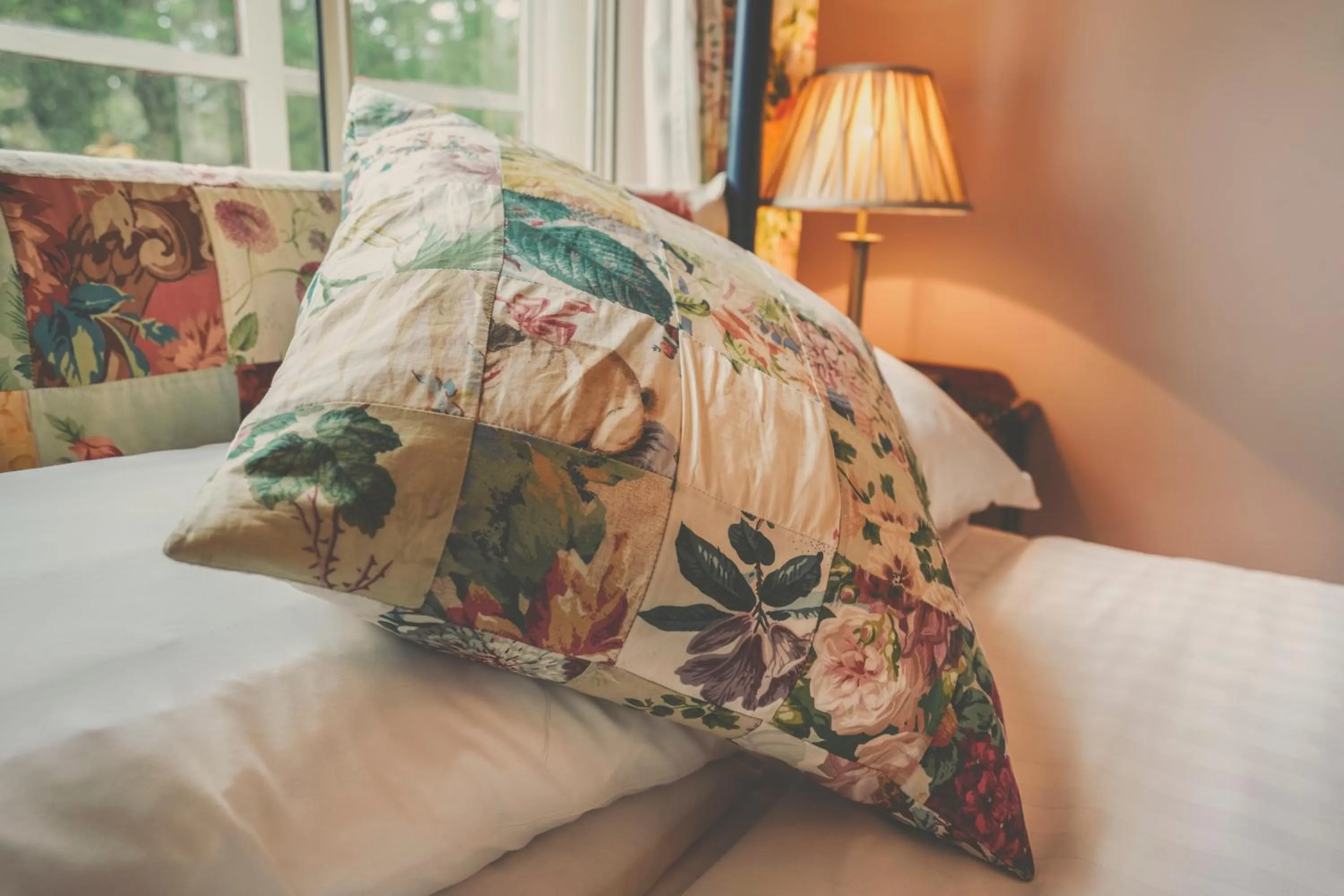 Bed in Hundred House Hotel