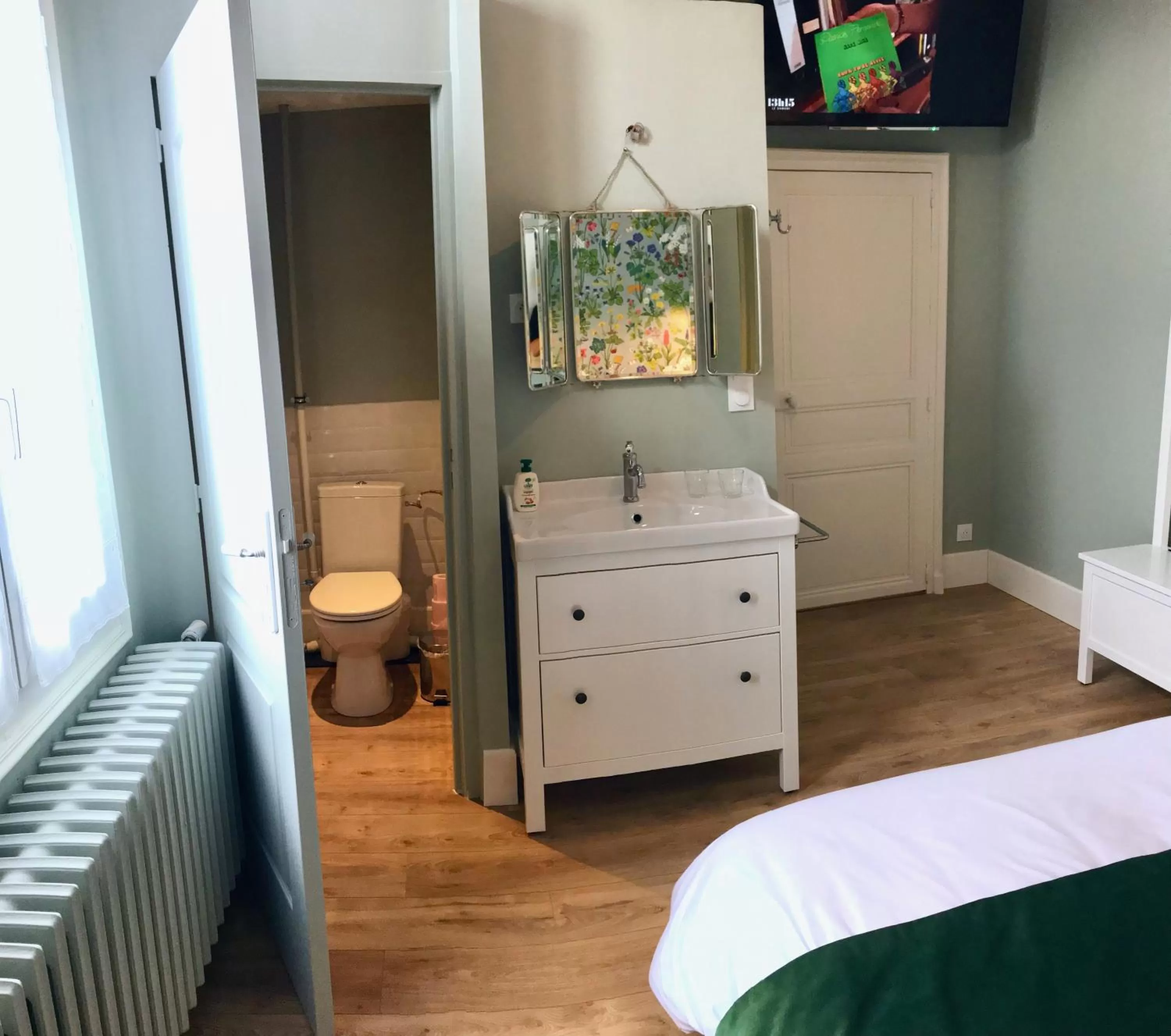 TV and multimedia, Bed in La Lambertine & Spa