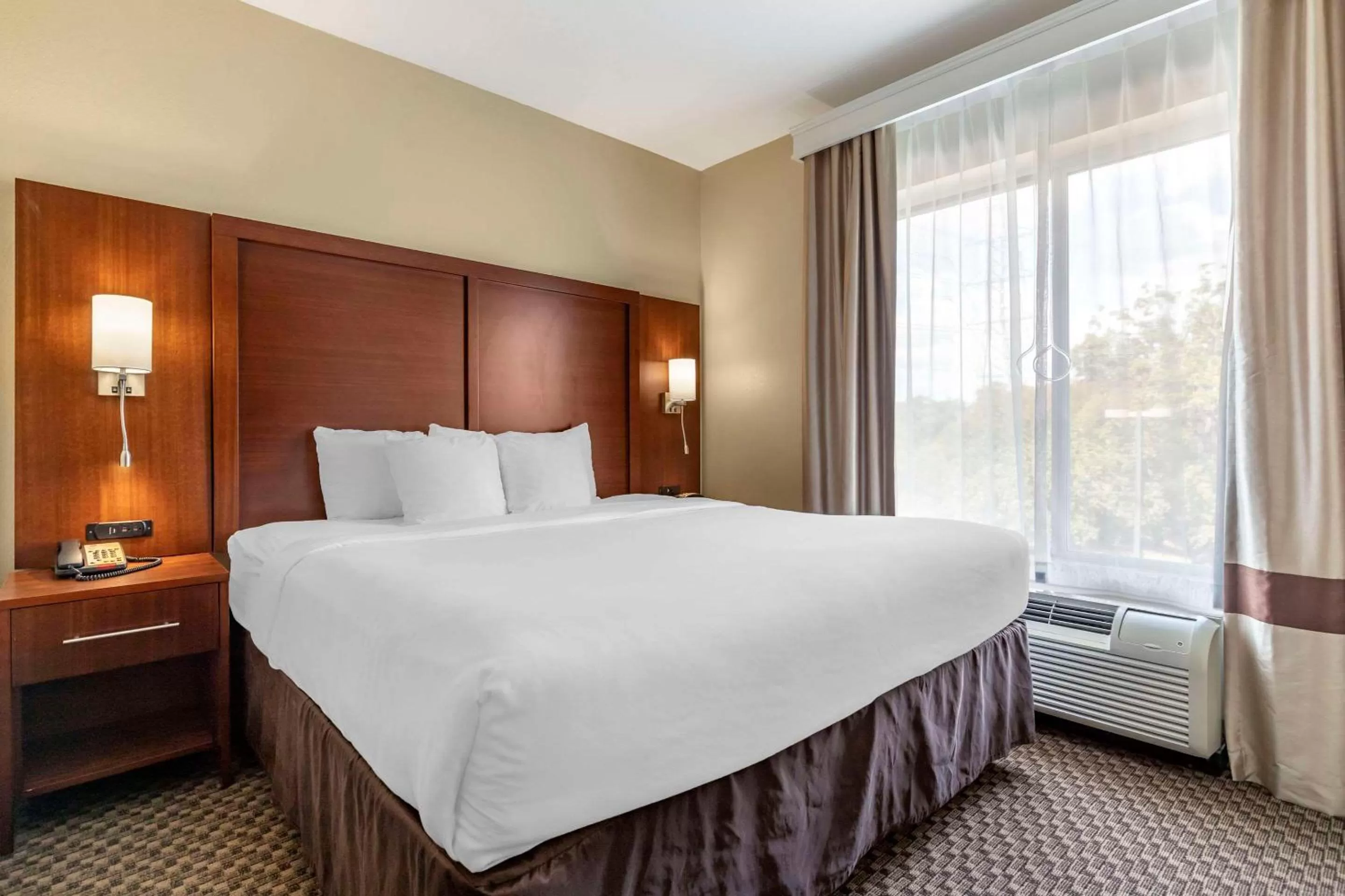 Bedroom, Bed in Comfort Suites Medical Center near Six Flags