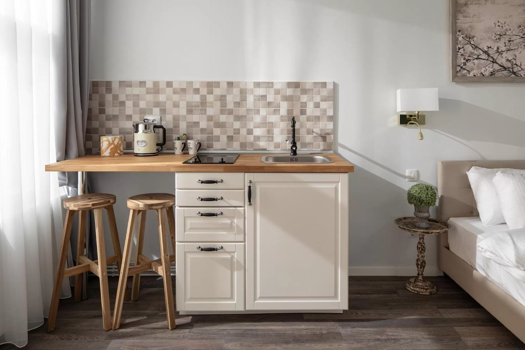 Coffee/tea facilities in ALBERT RESIDENCE Brasov with complimentary parking and 10 percent Food and Drinks