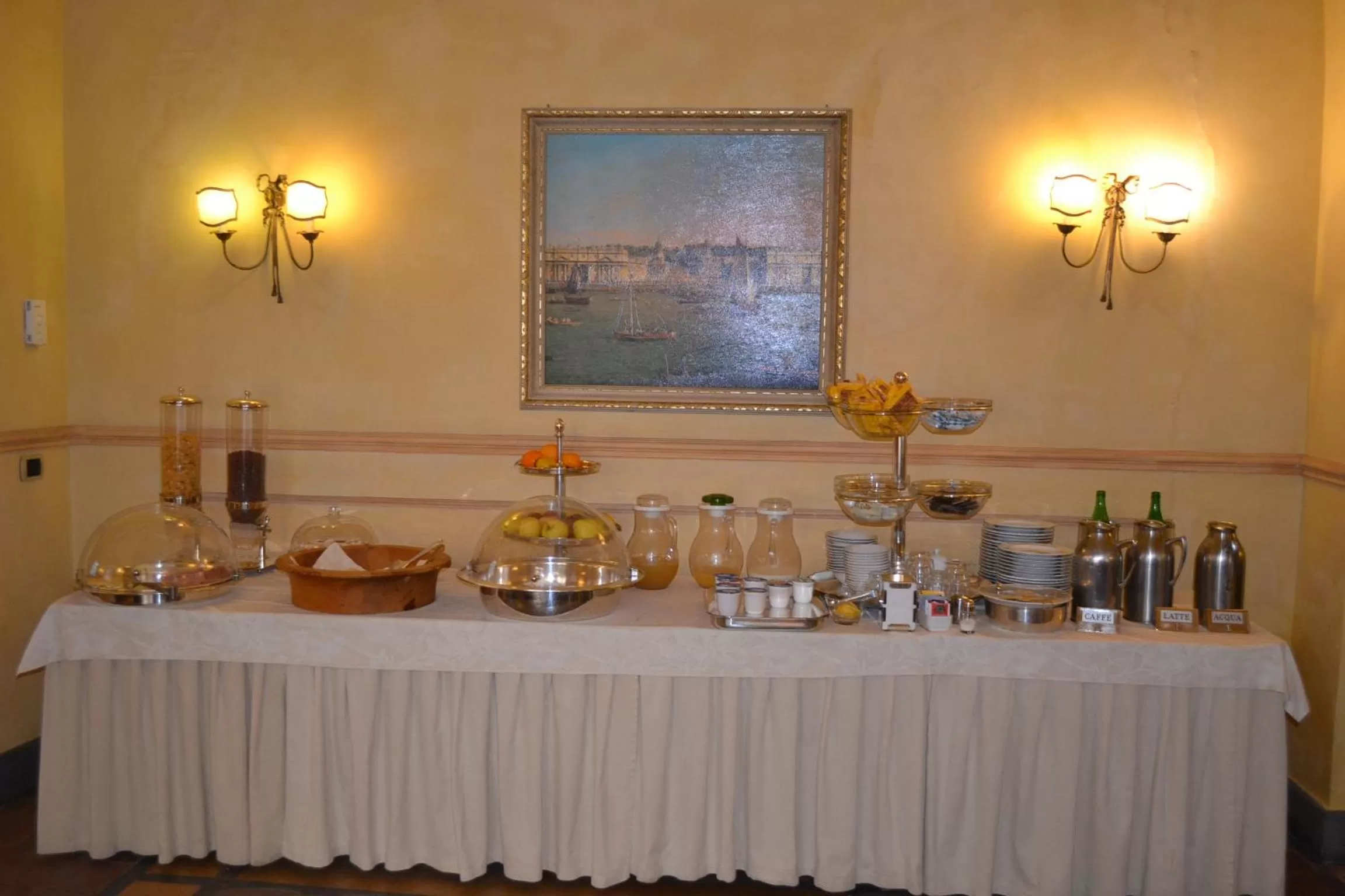 Communal lounge/ TV room in Hotel La Ville