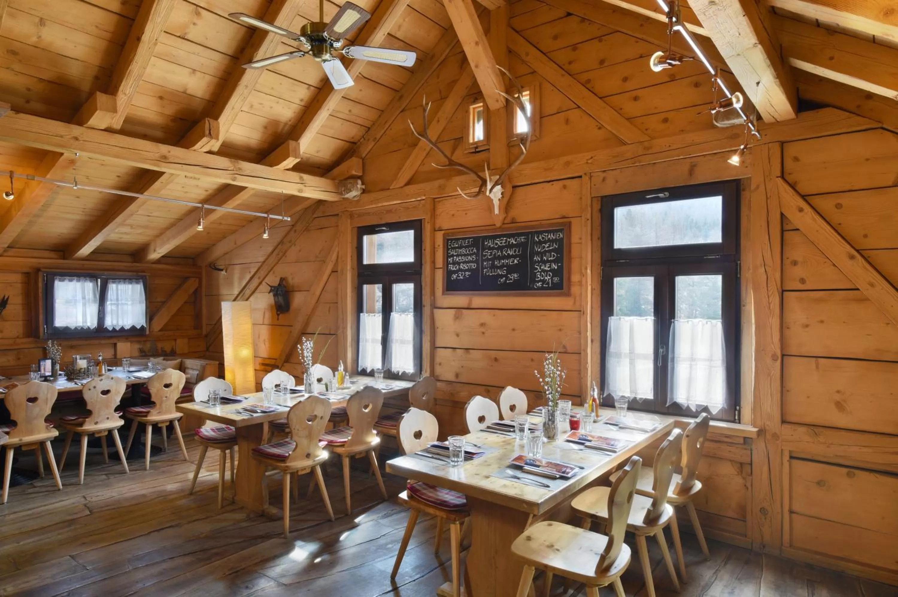 Restaurant/places to eat in Hotel Station