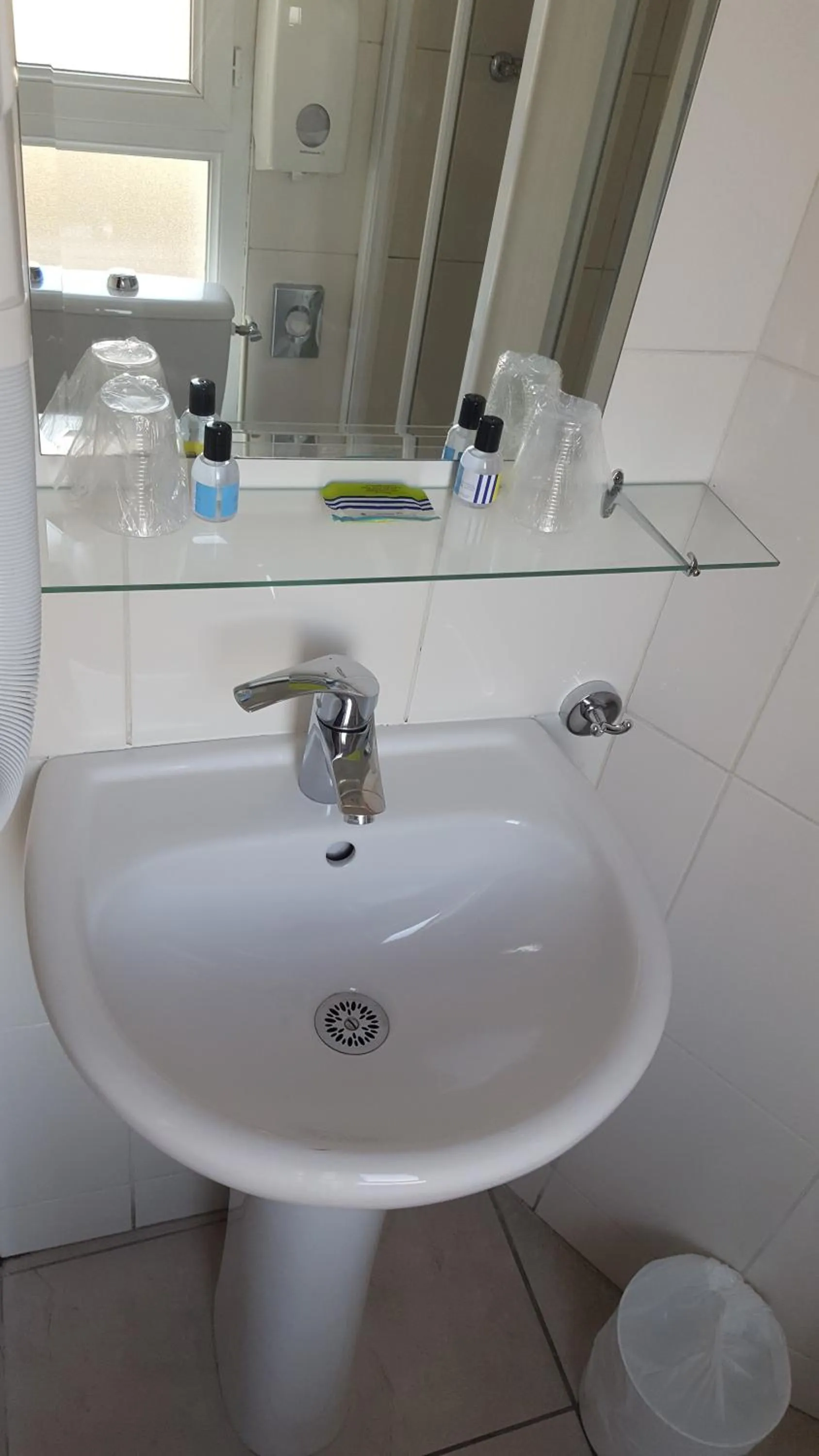 Bathroom in Le Montclair Montmartre by River