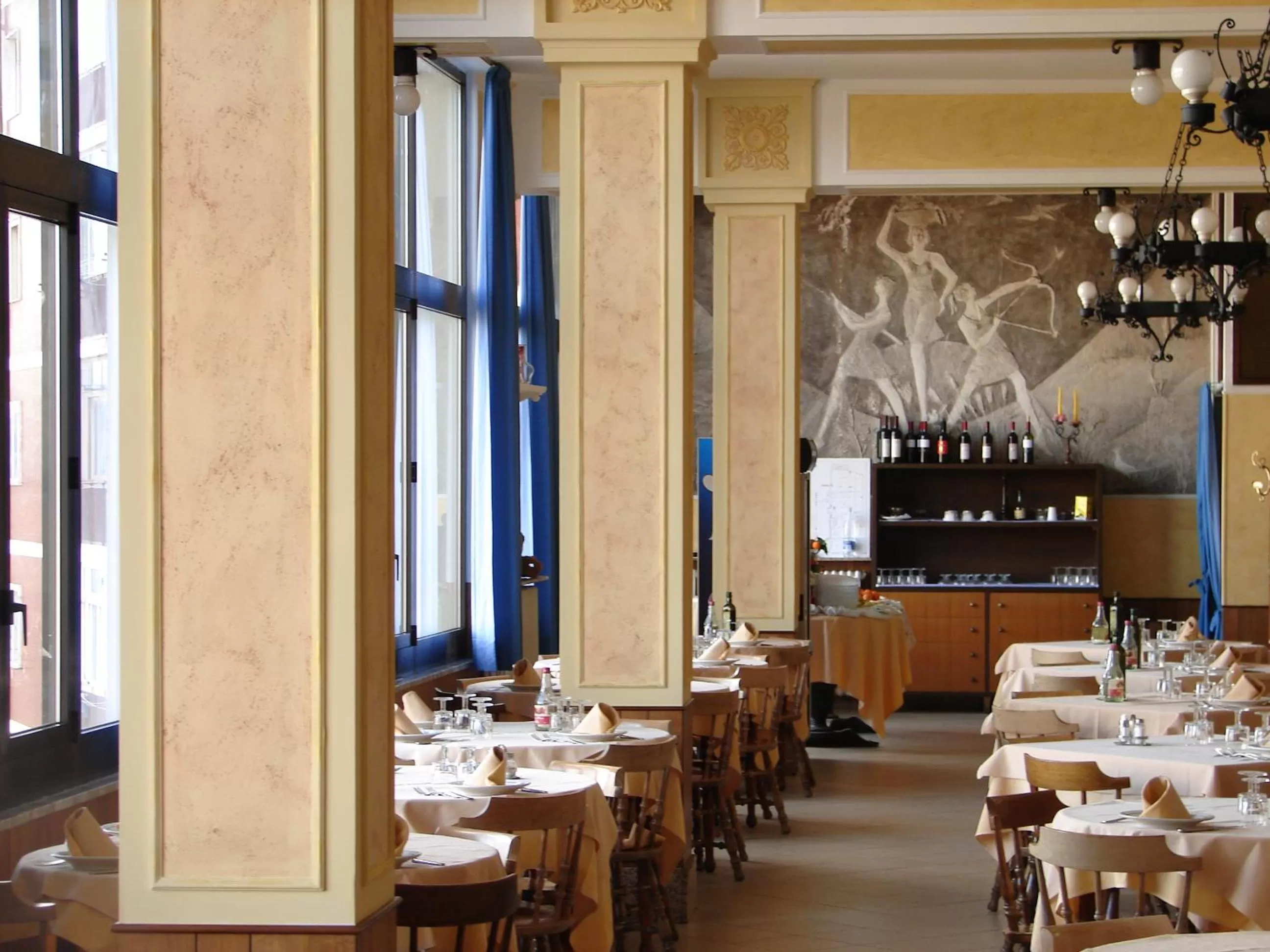 Restaurant/places to eat in Tourist Hotel