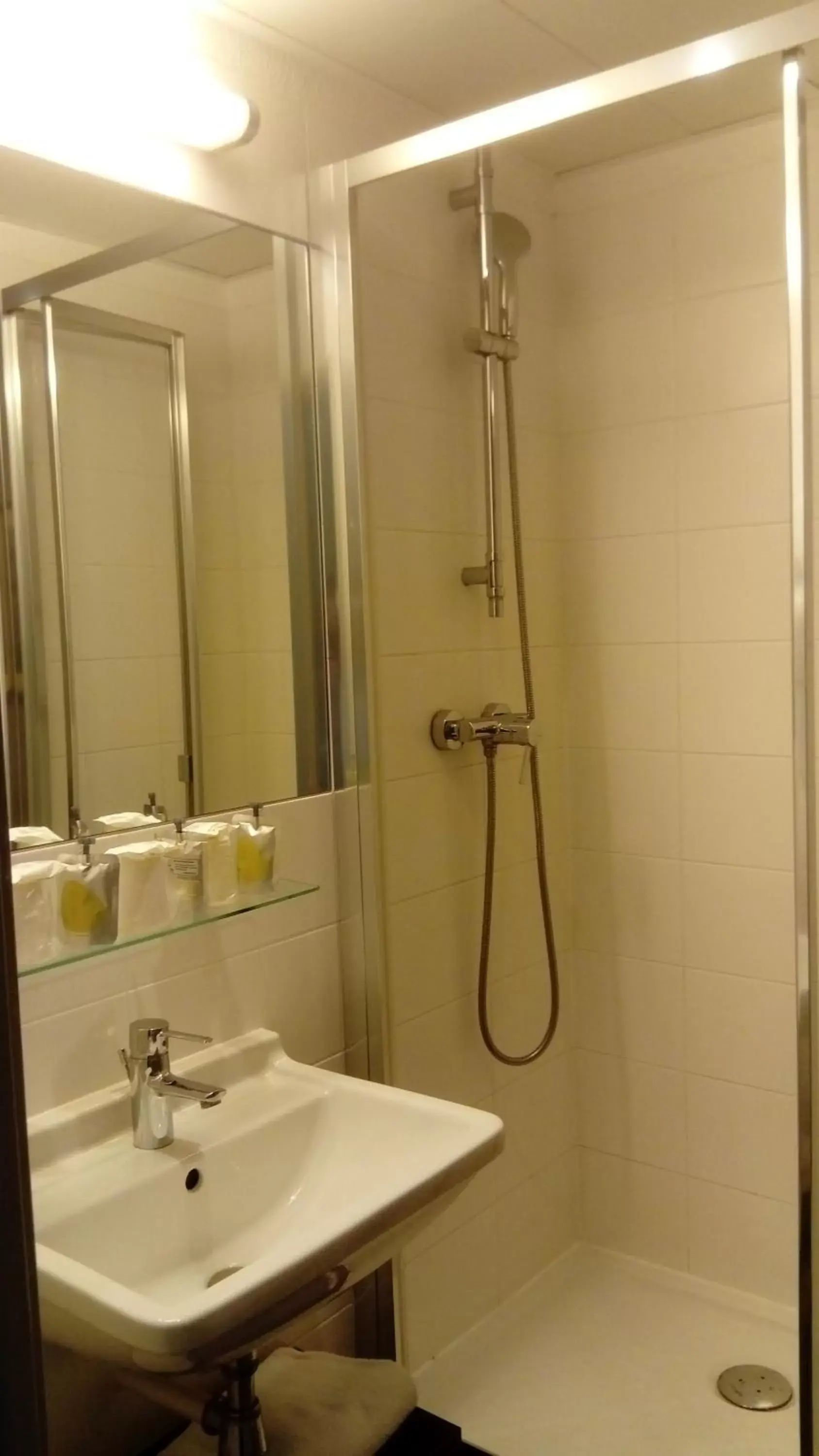 Room with One Double Bed and one Single Bed in Kyriad Hôtel Orly Aéroport - Athis Mons Room with One Double Bed and one Single Bed in Kyriad Hôtel Orly Aéroport - Athis Mons