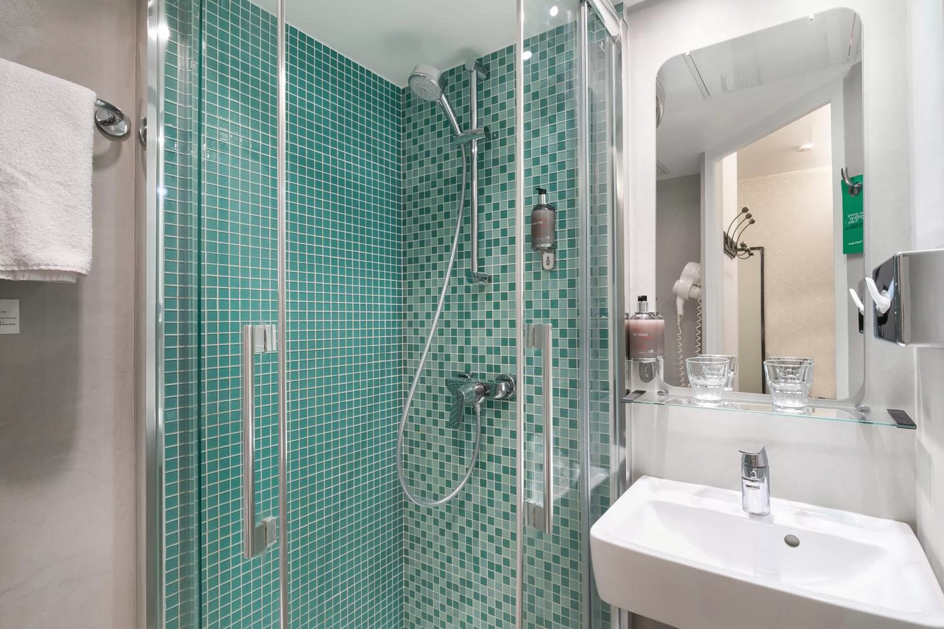 Shower in Hotel OHM by Happyculture