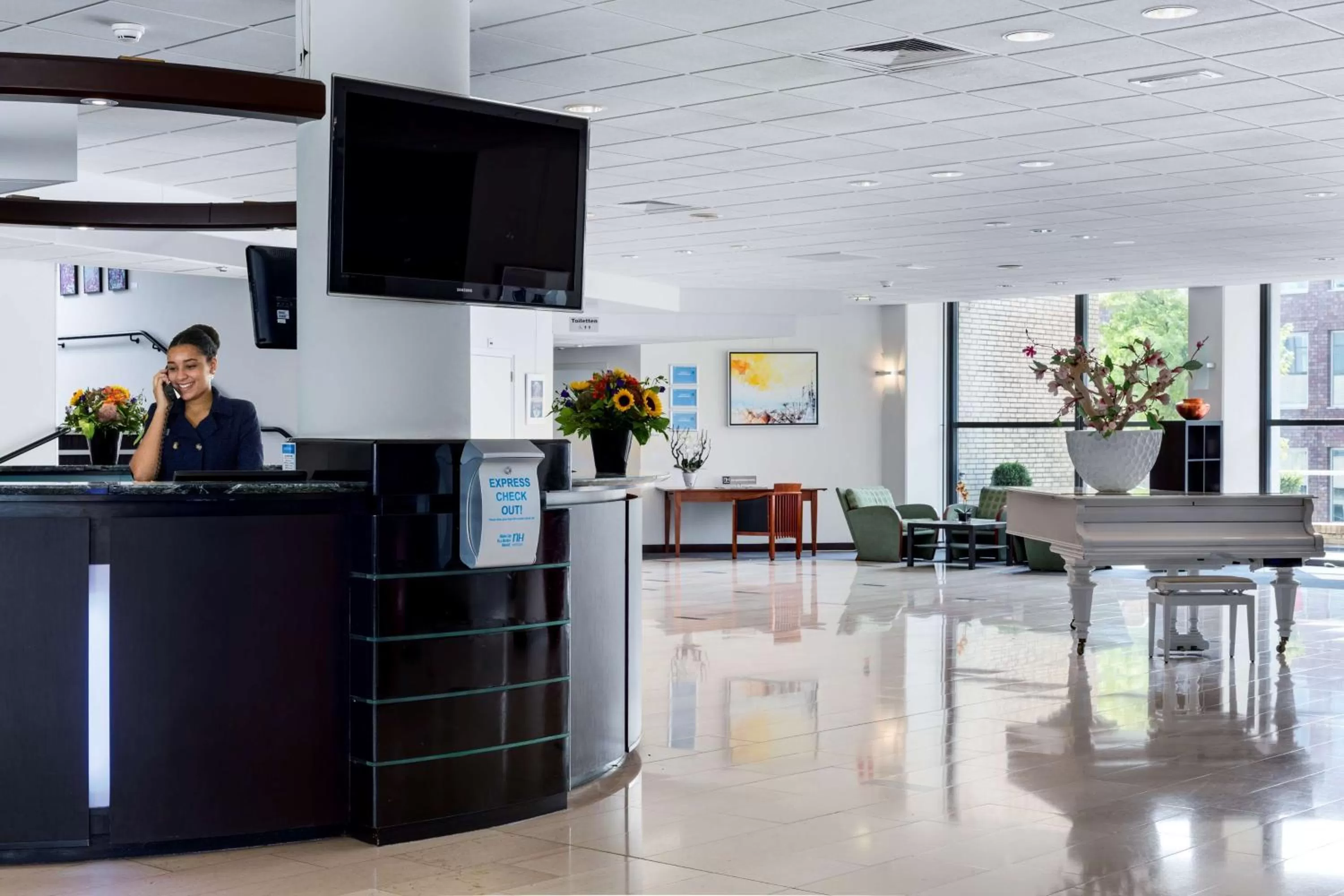 Lobby or reception in NH Zoetermeer Hotel