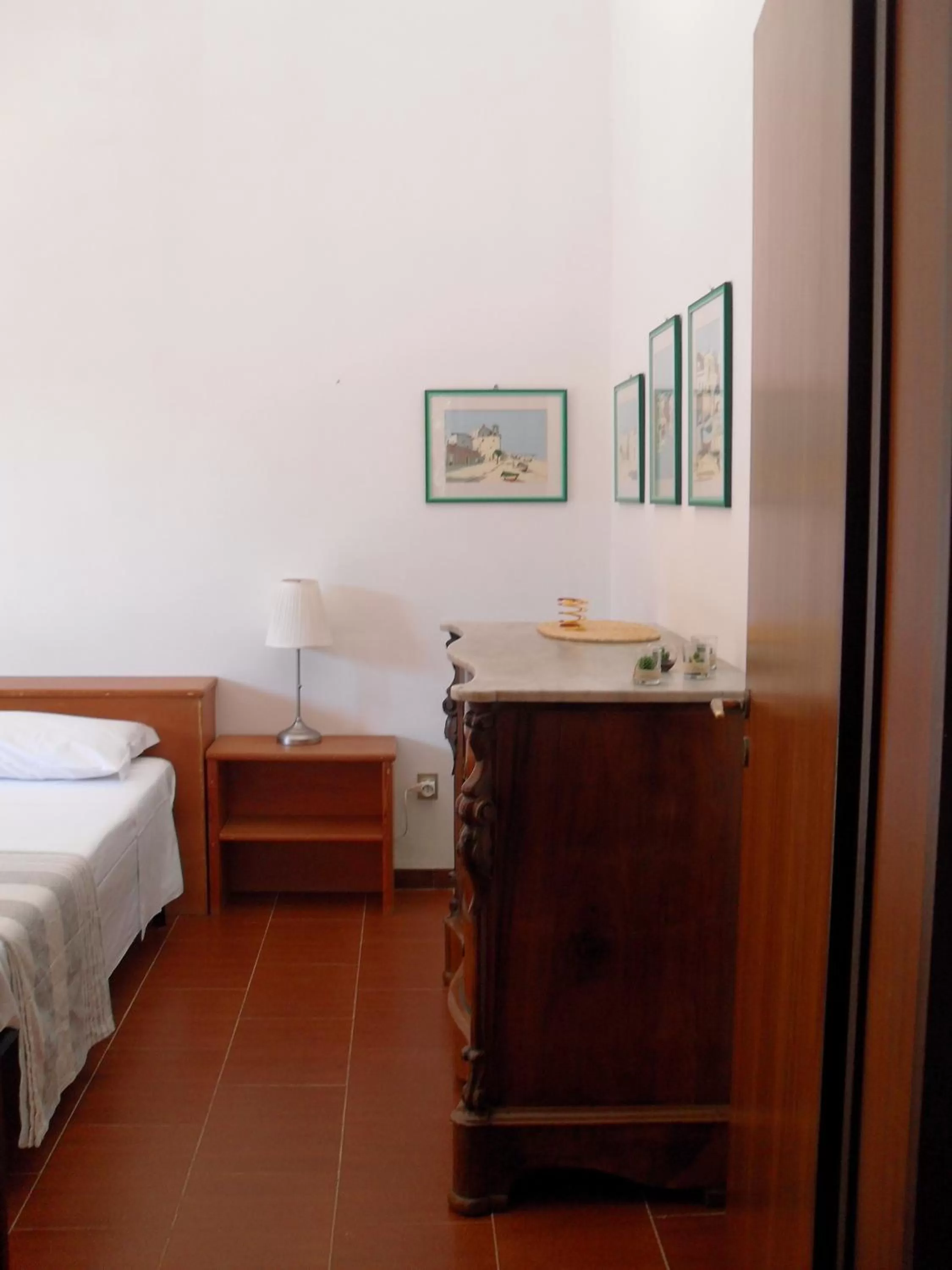 Photo of the whole room, Bed in i gù books & rooms