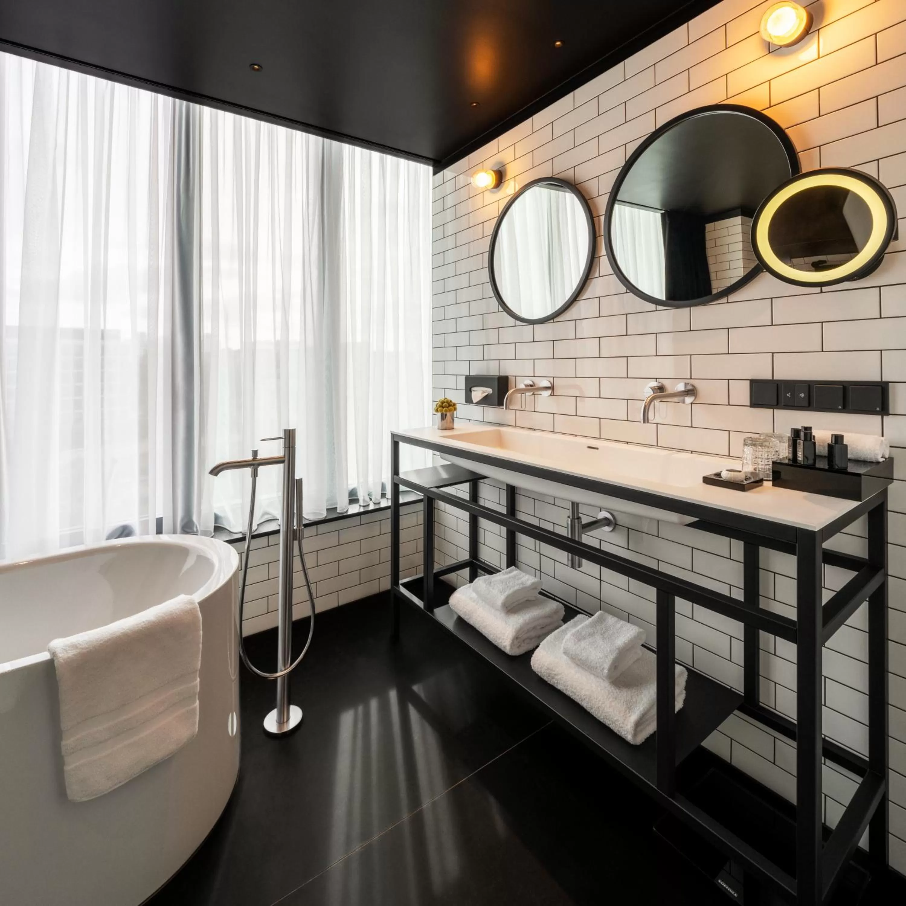 Shower, Bed in The Bridge Wroclaw - MGallery