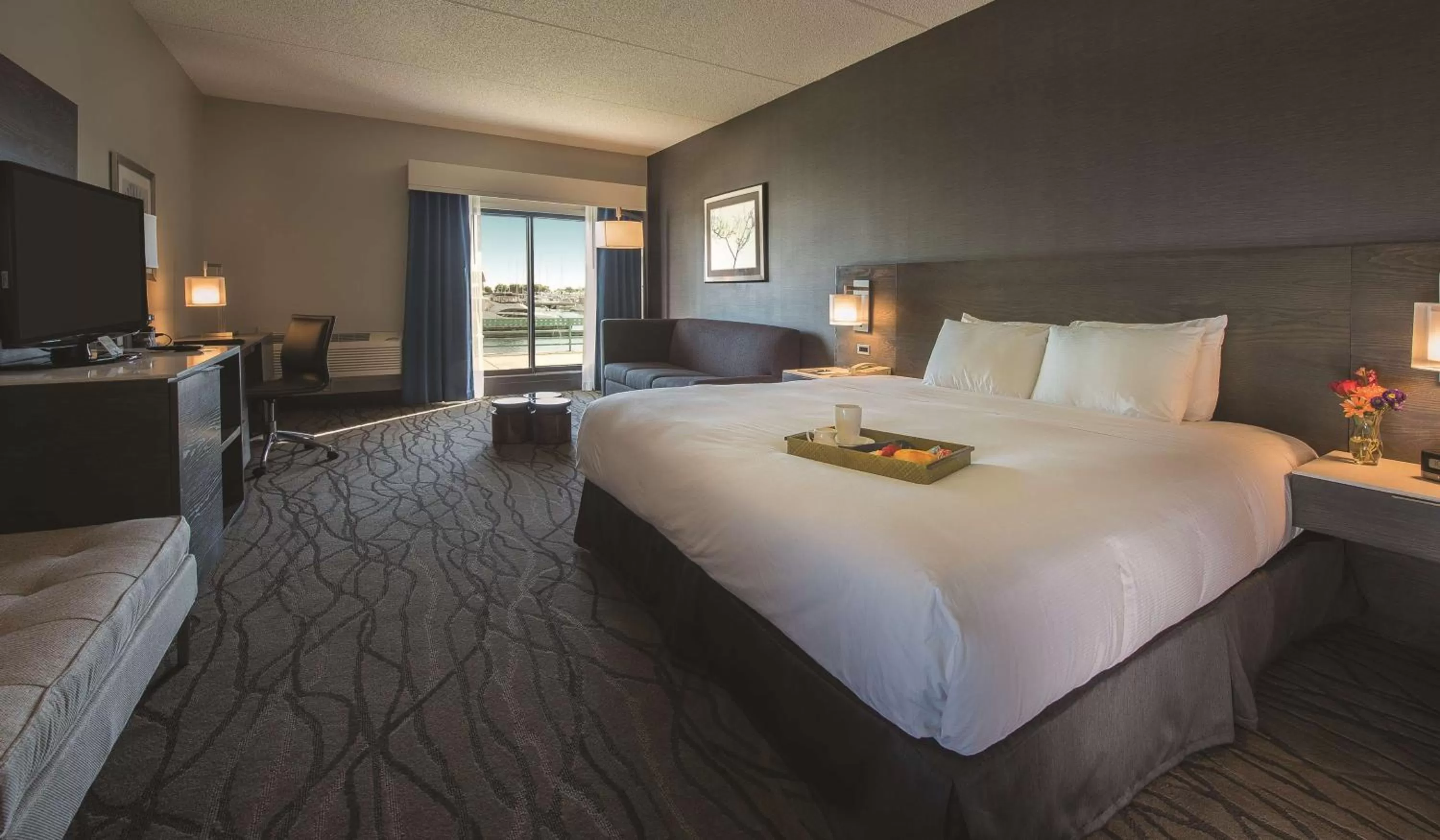 Bedroom, Bed in DoubleTree by Hilton Racine Harbourwalk