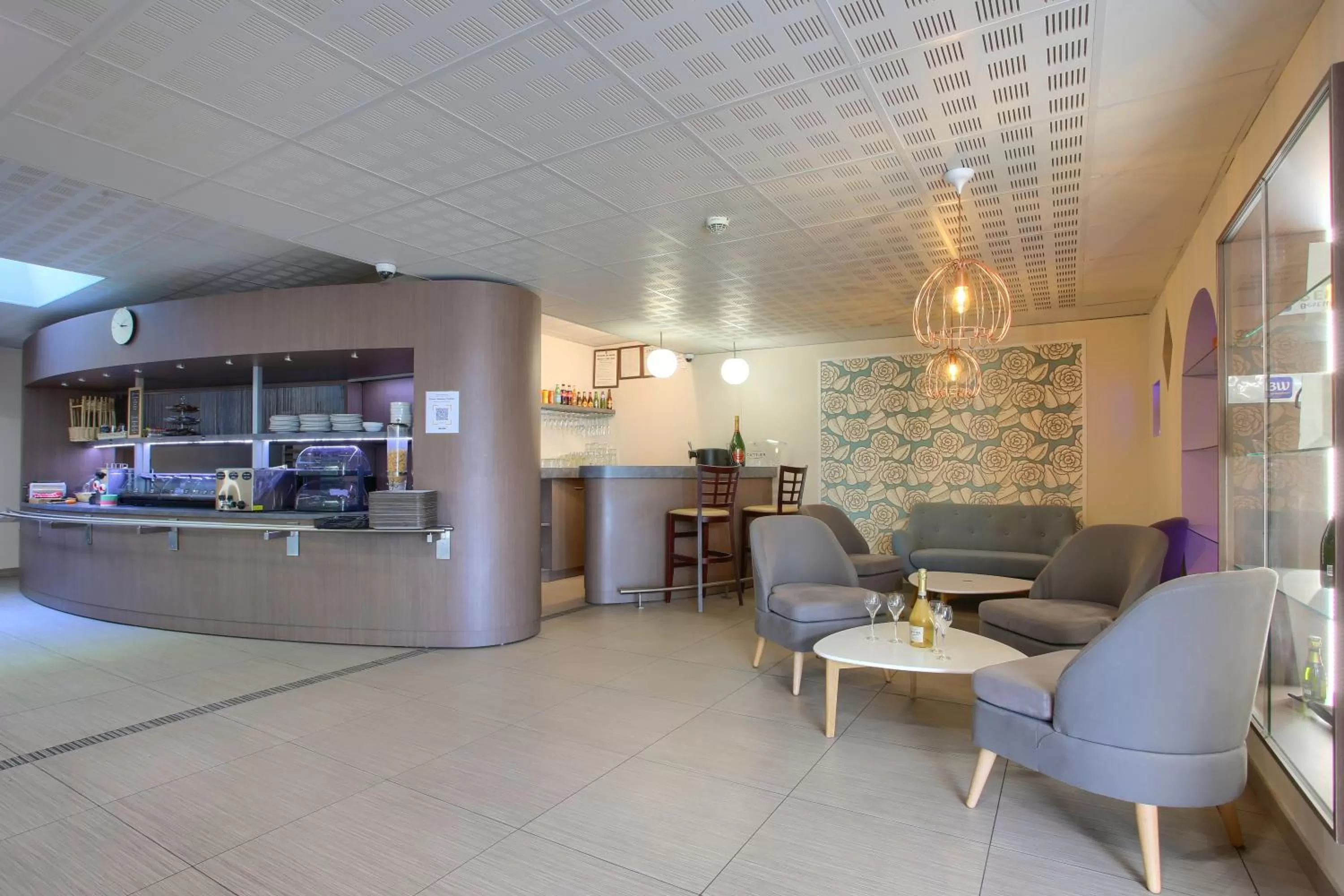 Lounge or bar in Sure Hotel by Best Western Reims Nord