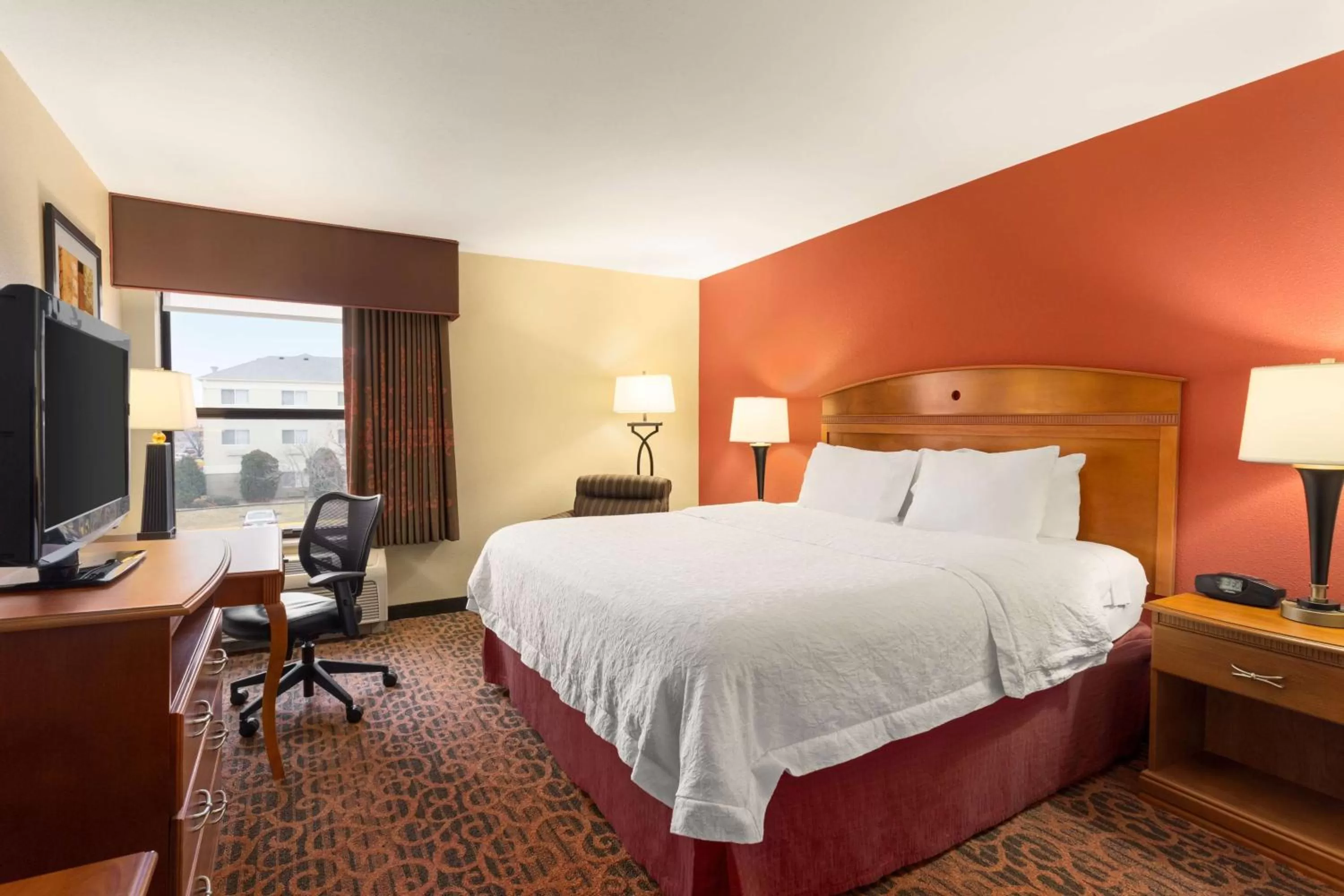Bedroom, Bed in Hampton Inn Wichita-East