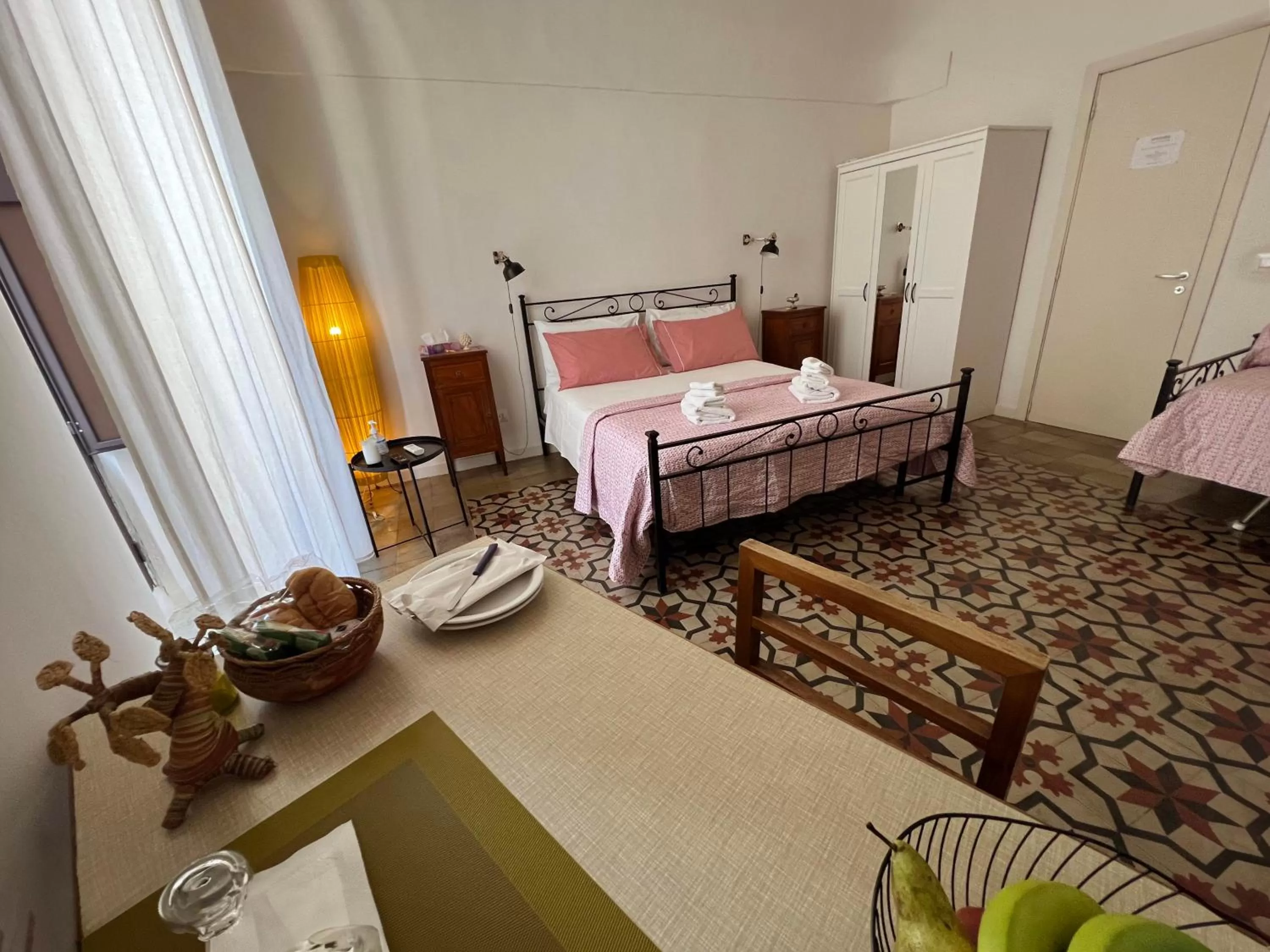 Photo of the whole room, Bed in Jasper B&B