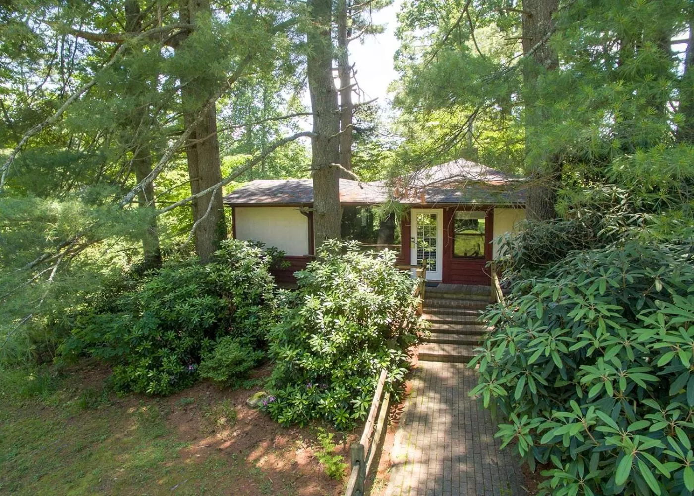 Facade/entrance in Highland Lake Inn & Resort - Flat Rock