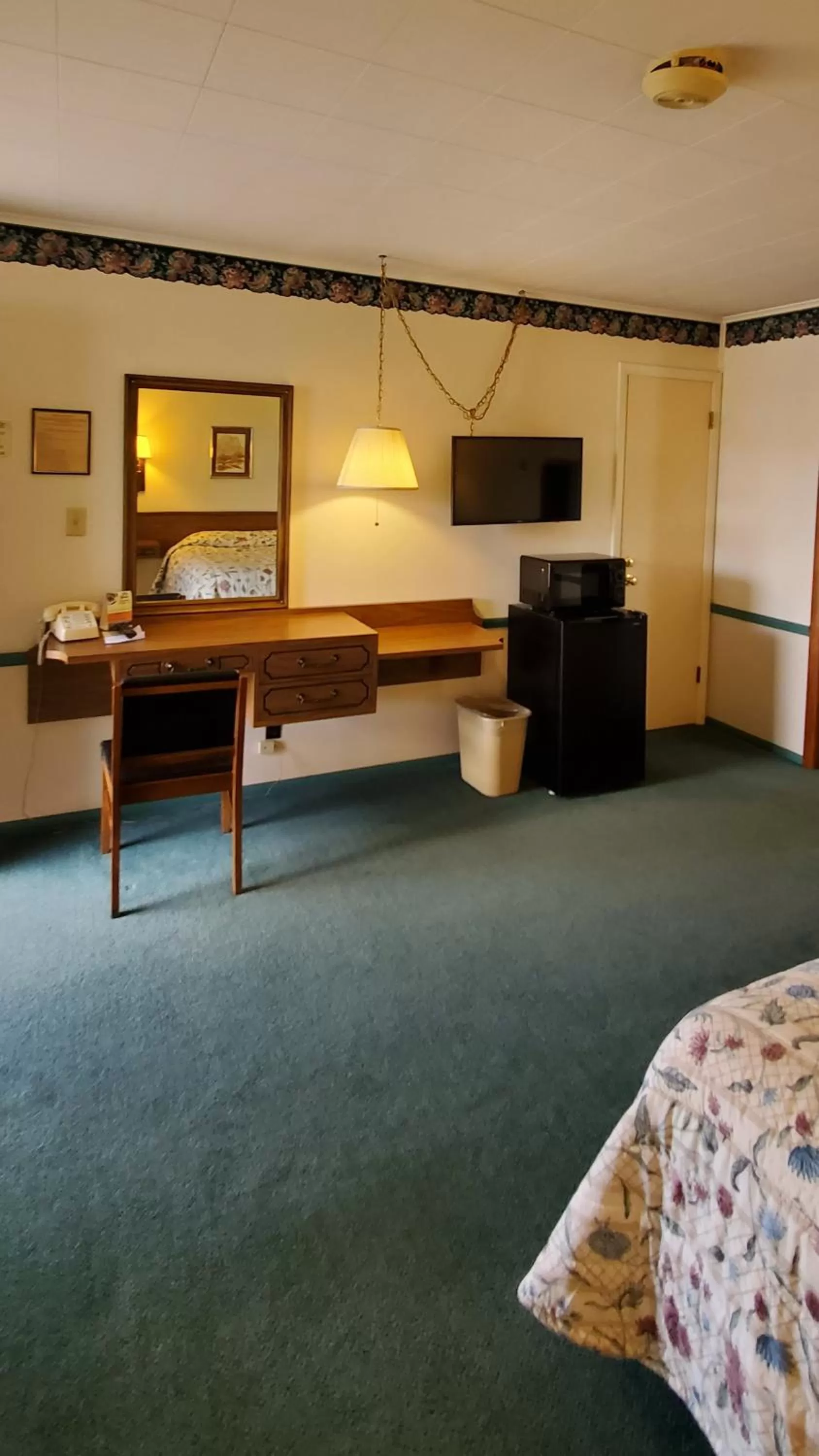 Bed in Robin Hood Motel