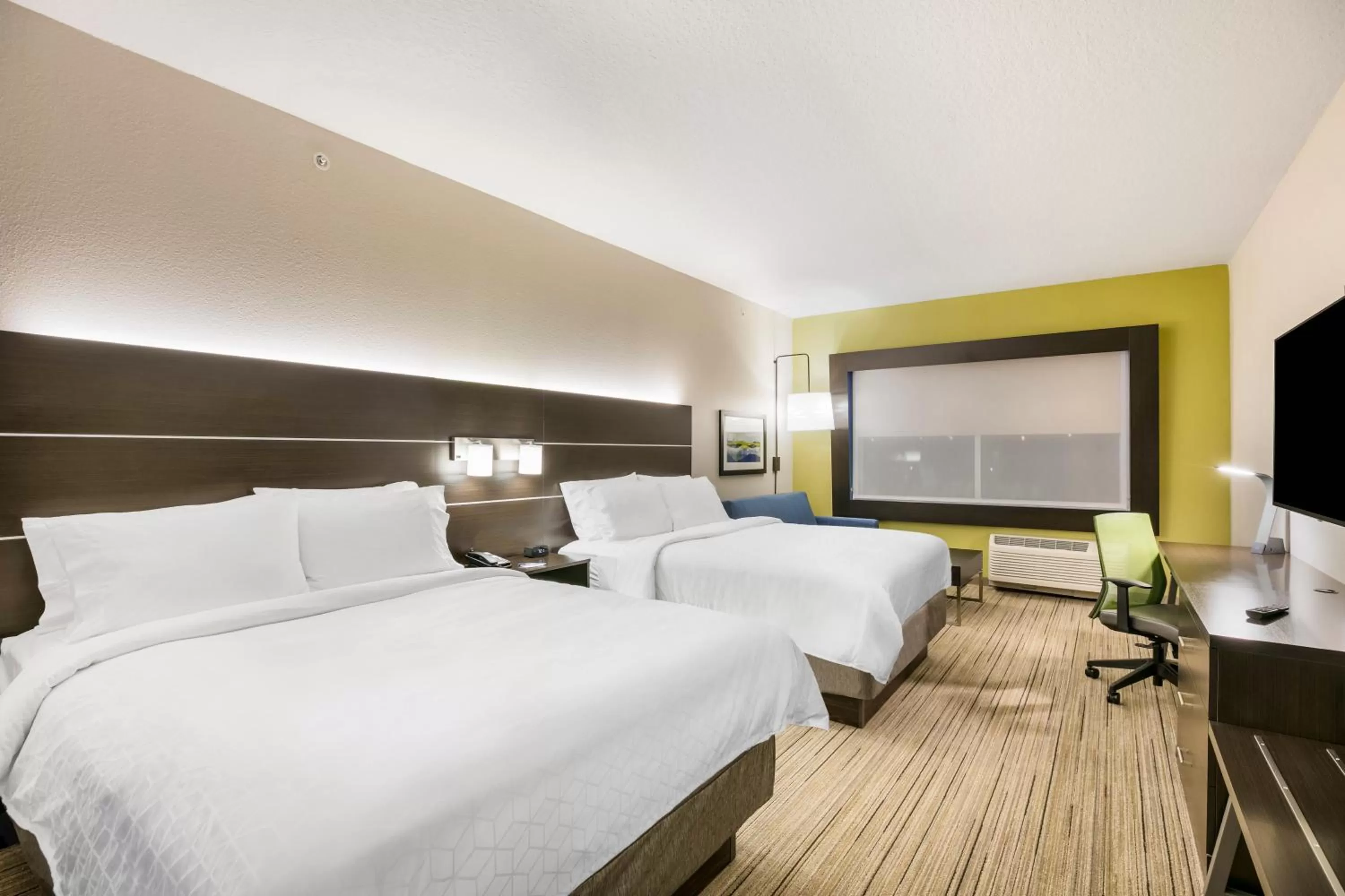 Bed in Holiday Inn Express & Suites Jacksonville - Town Center by IHG