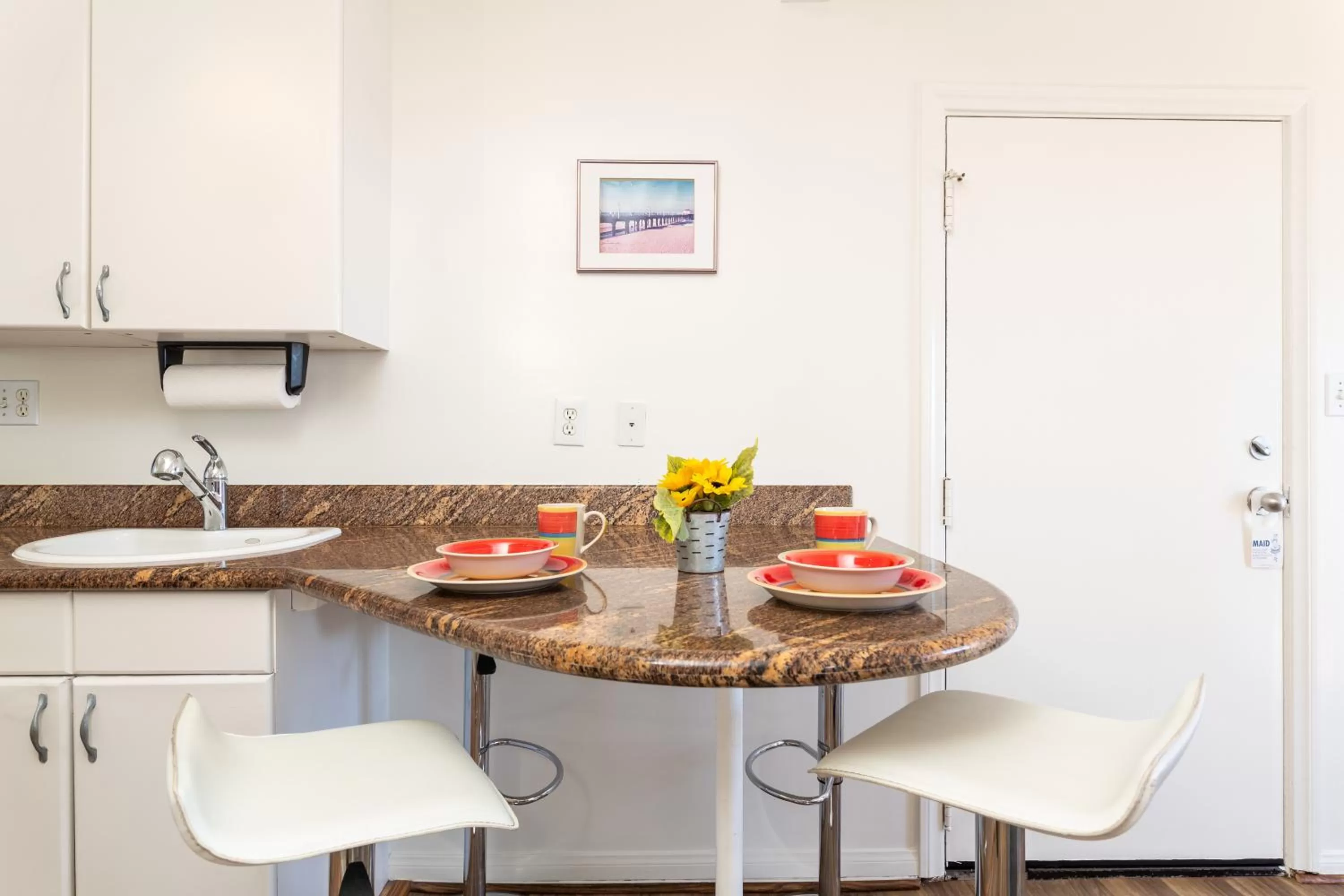 Kitchen or kitchenette in The Sea View Inn At The Beach