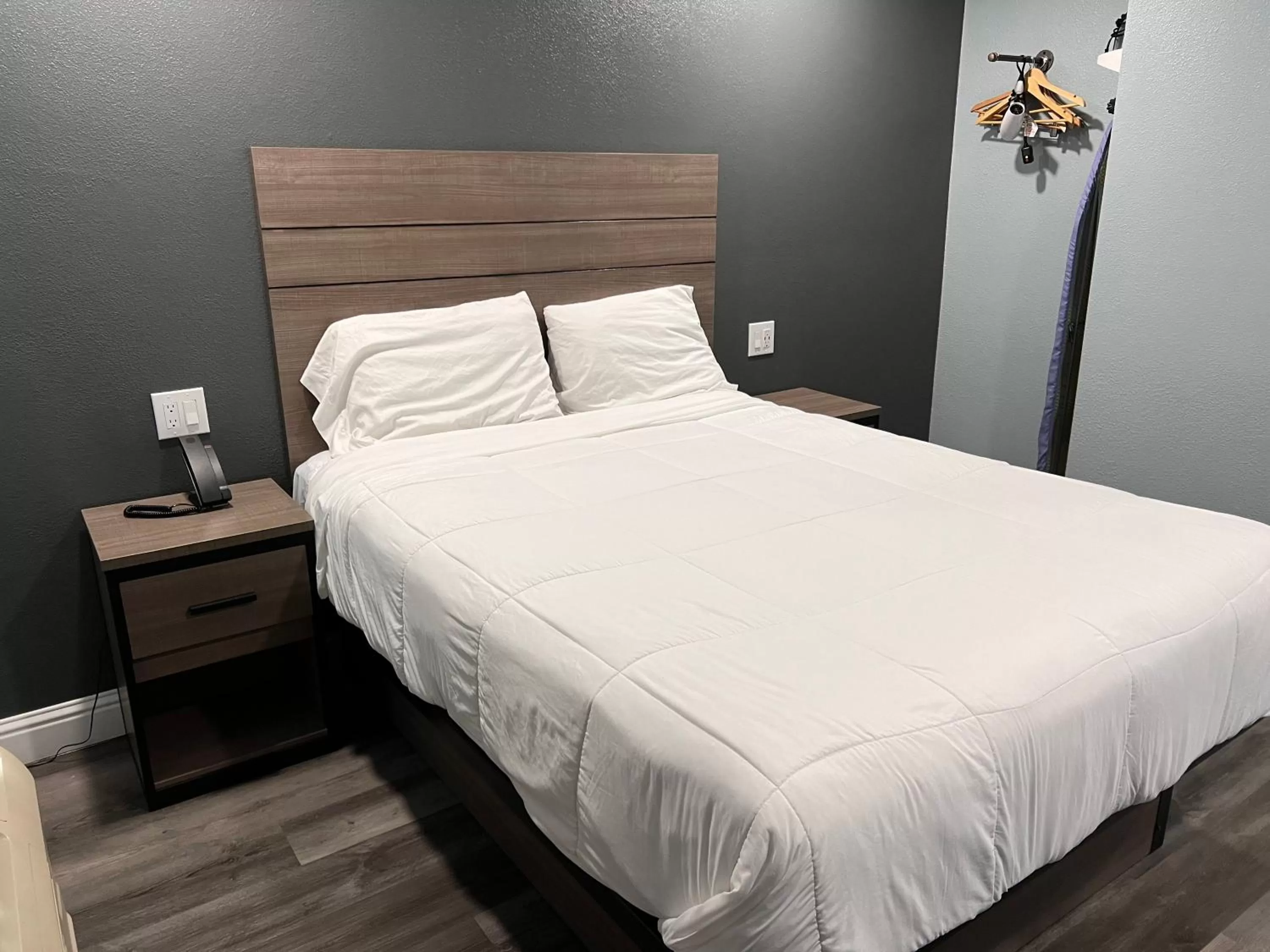 Bed in Surf City Inn & Suites