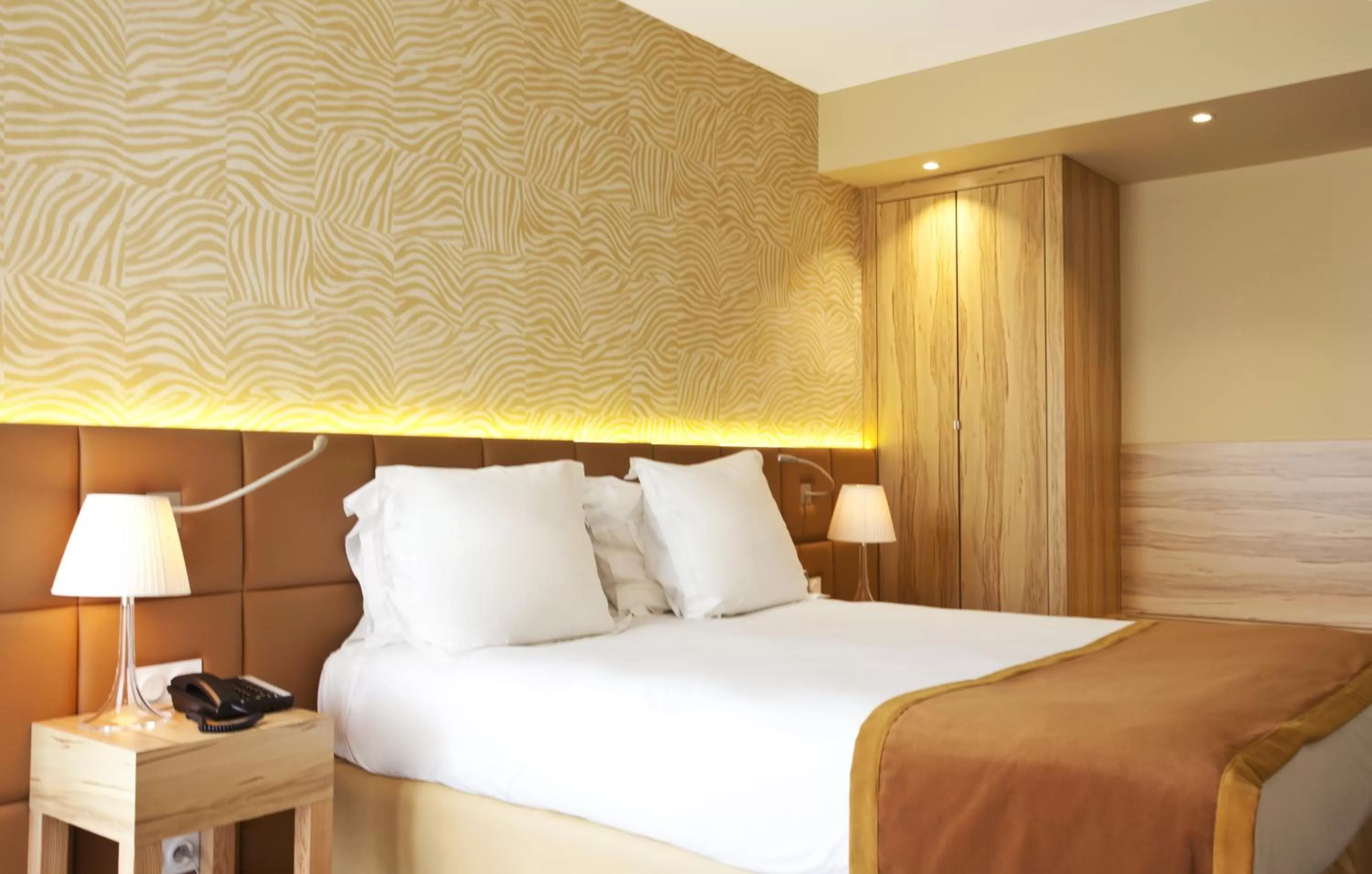 Bed in Golden Tulip Avignon Le Paradou