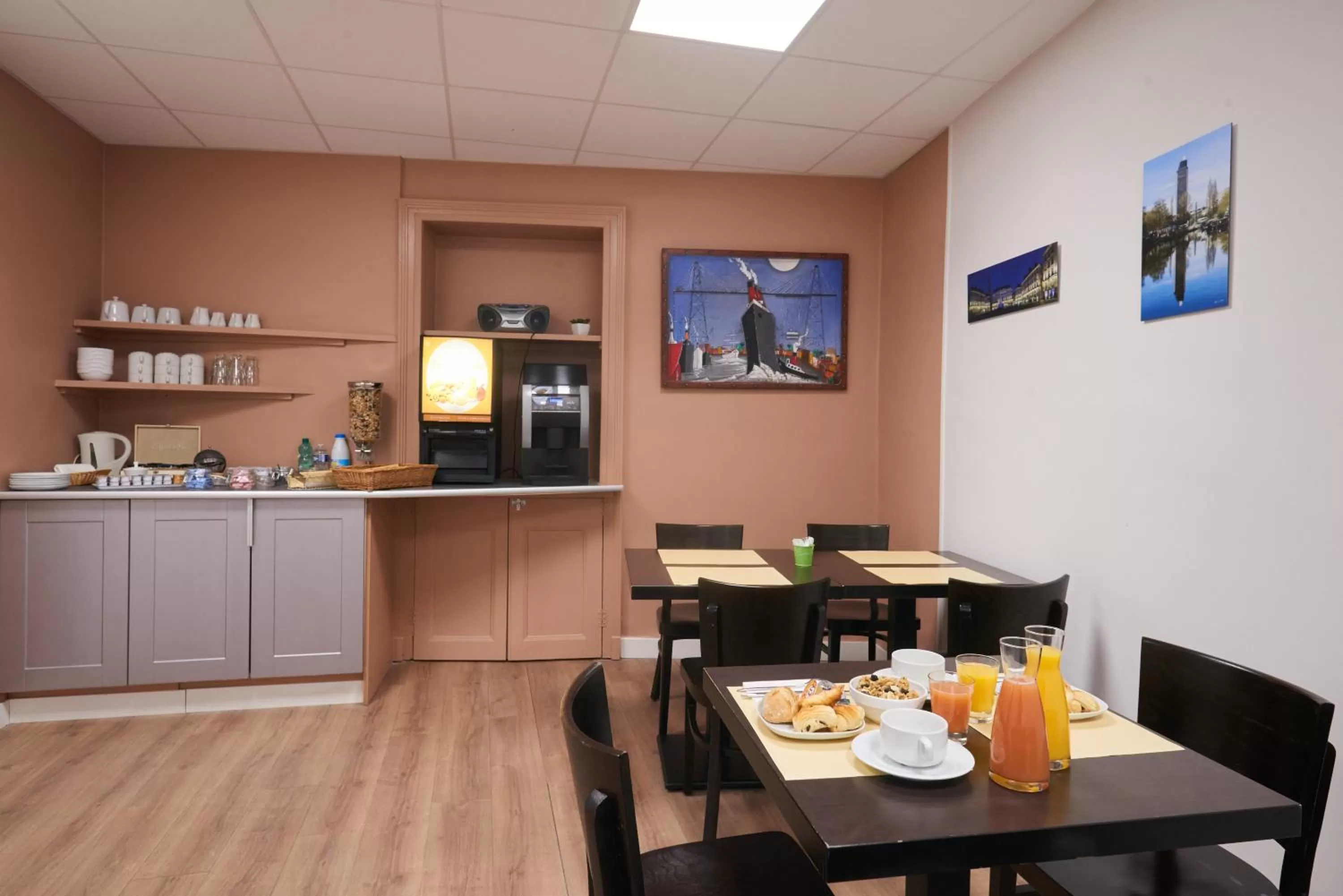 Buffet breakfast in Hotel Le Petit Duquesne