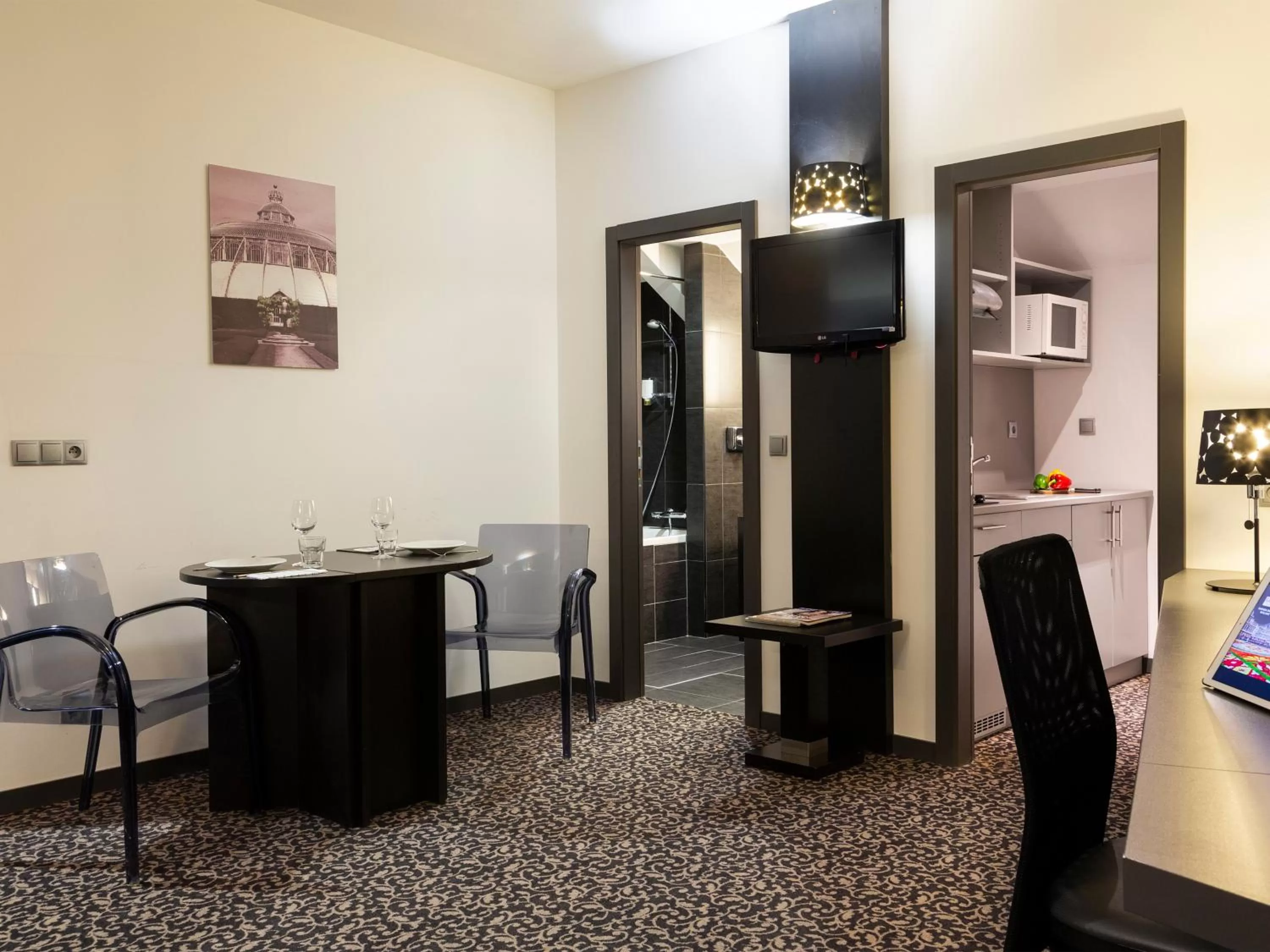 Photo of the whole room, TV/Entertainment Center in Hotel Ramada Brussels Woluwe