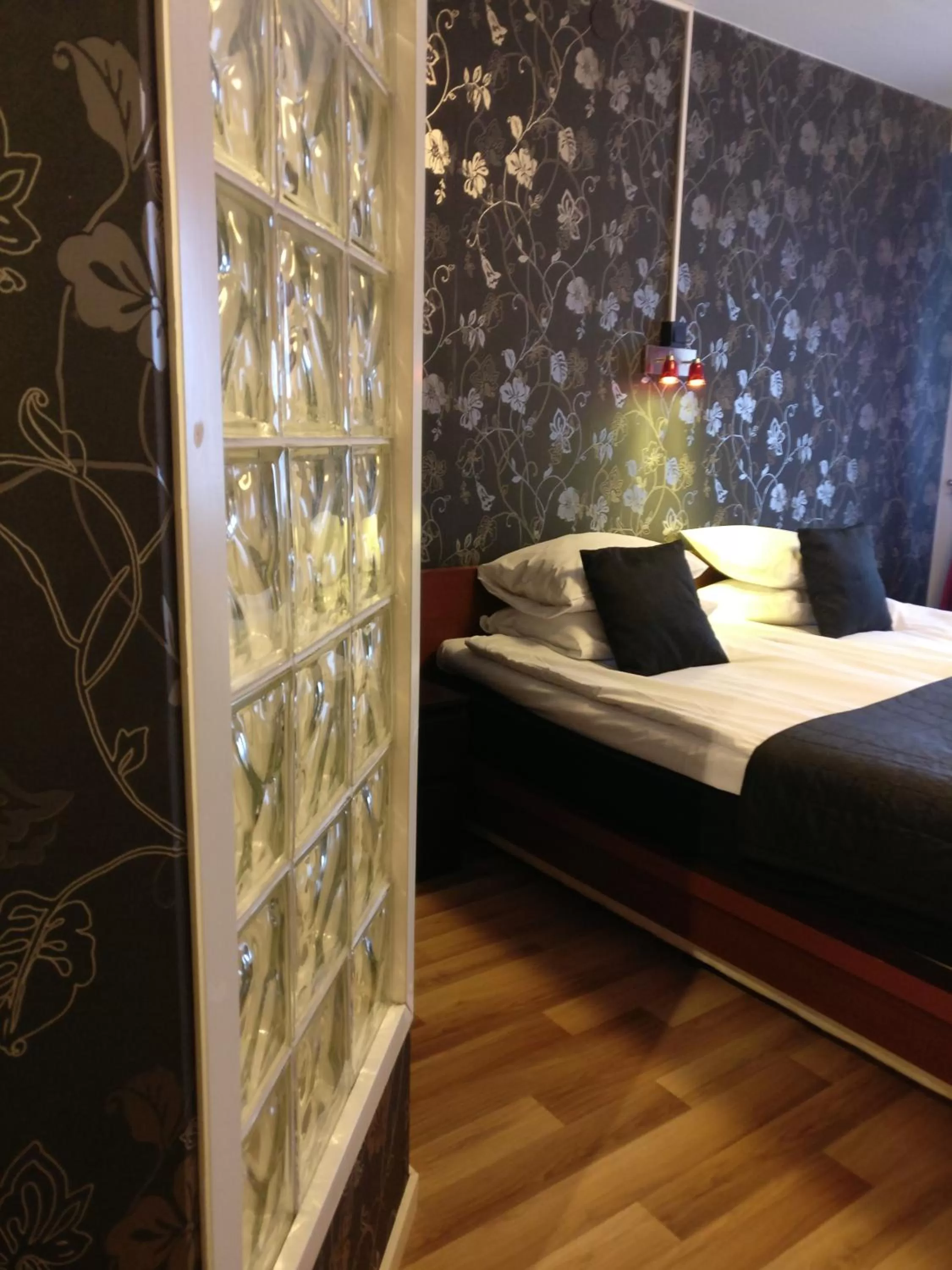 Bed in Hotell Marieberg