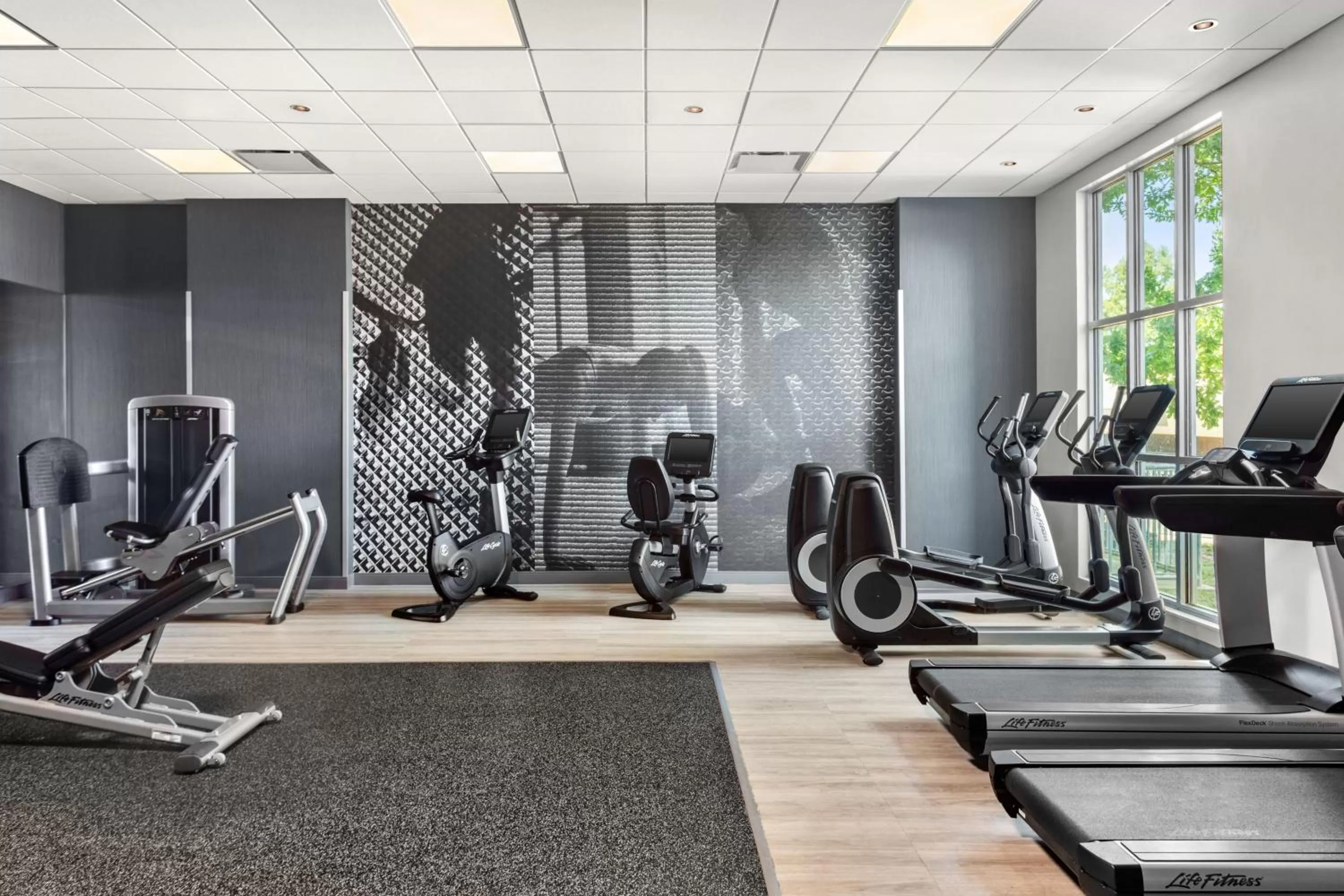 Fitness centre/facilities in Delta Hotels by Marriott Midwest City at the Reed Conference Center