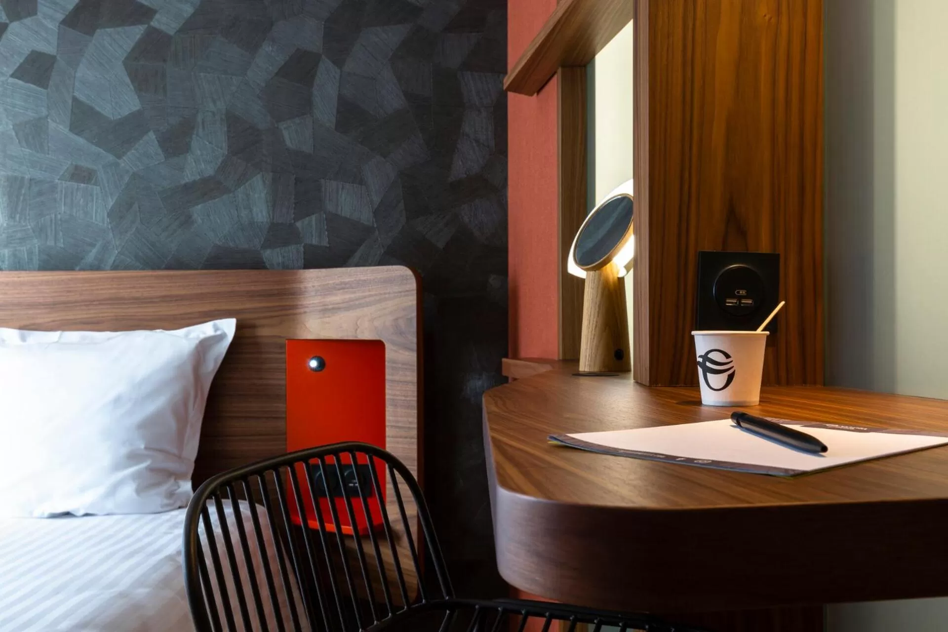 Seating area, Bed in Oceania Paris Porte De Versailles