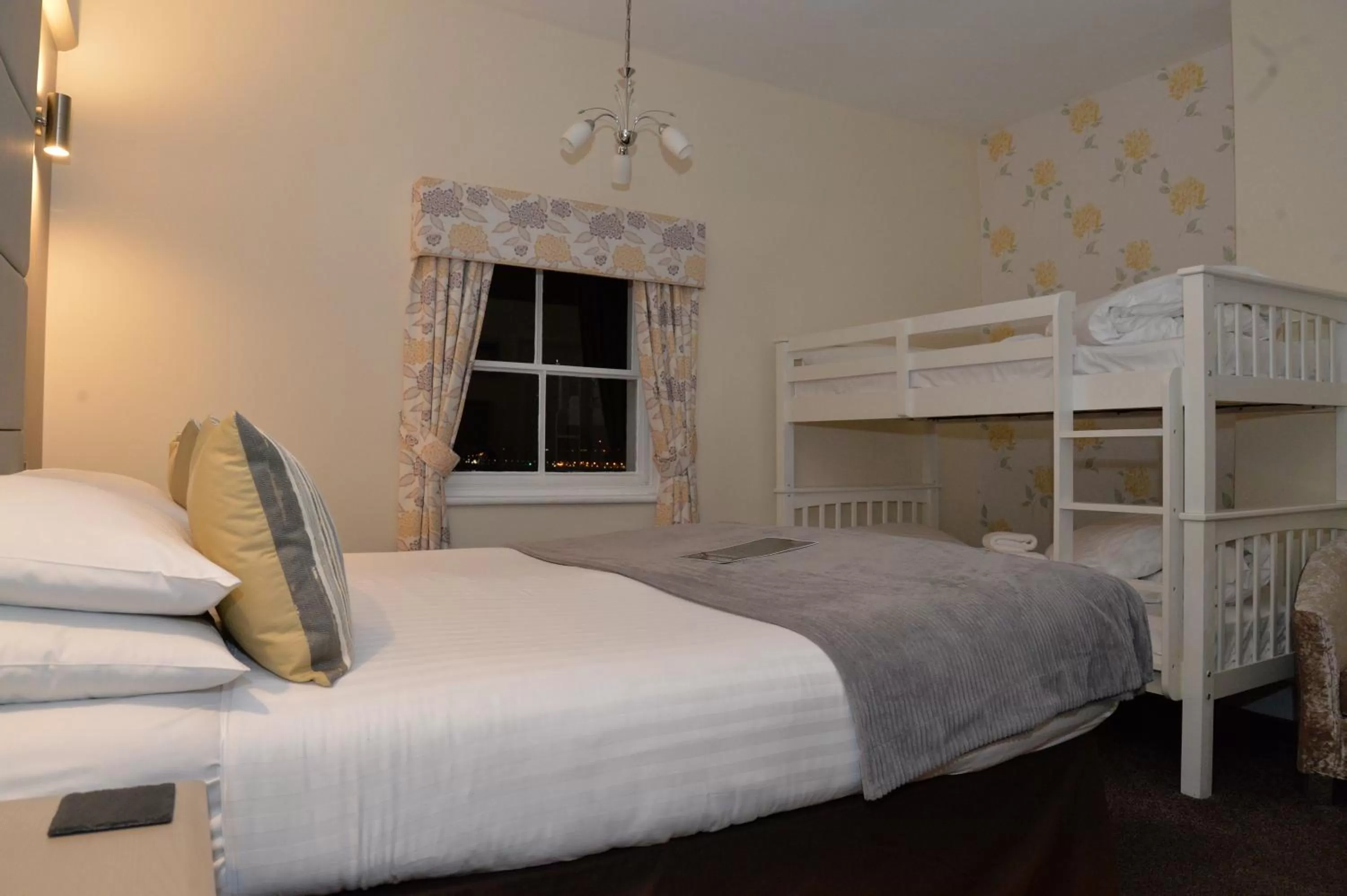 Bed in Lauriston & Lawton Court Hotel