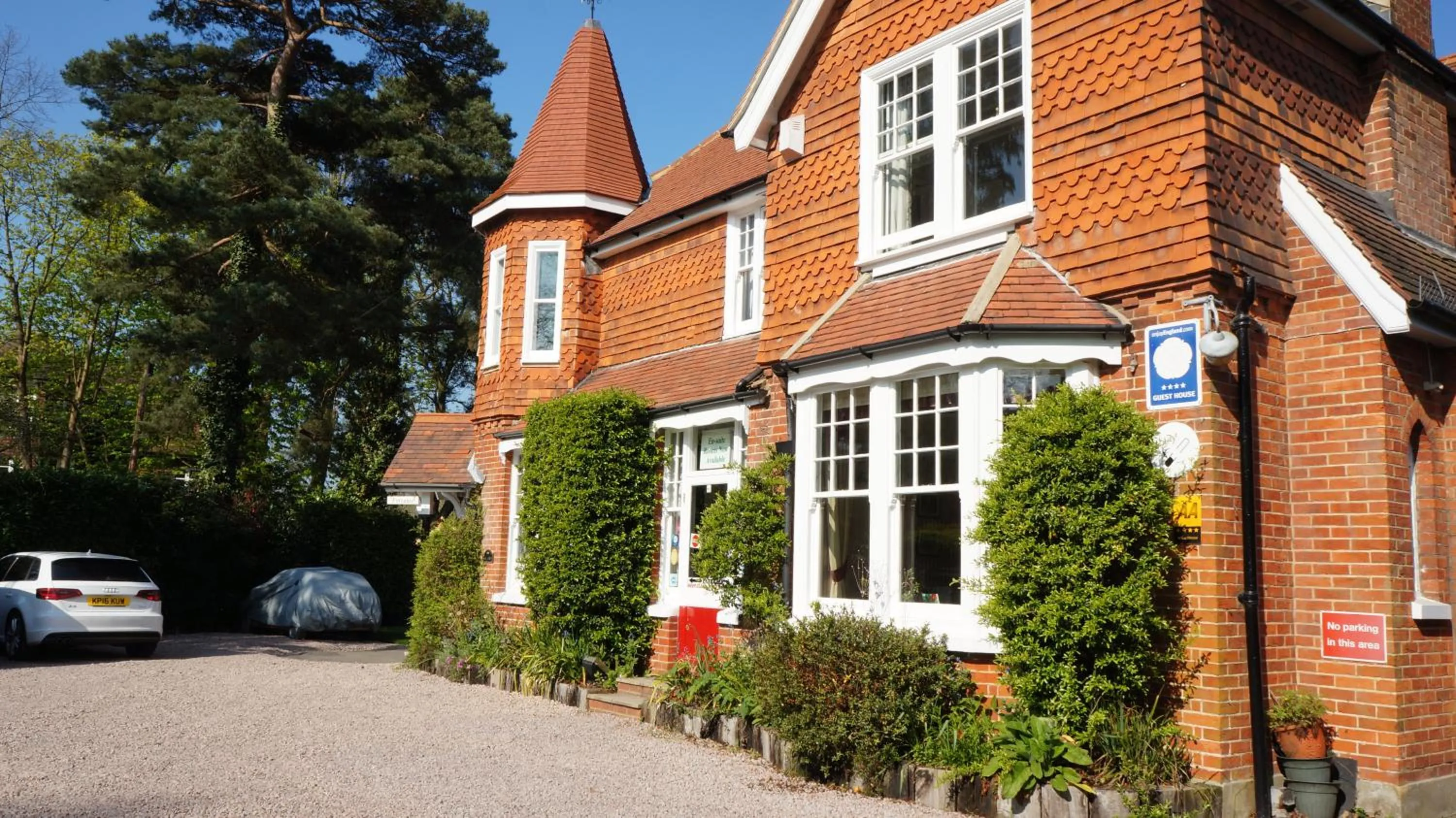 Property building in The Lawn Guest House Gatwick