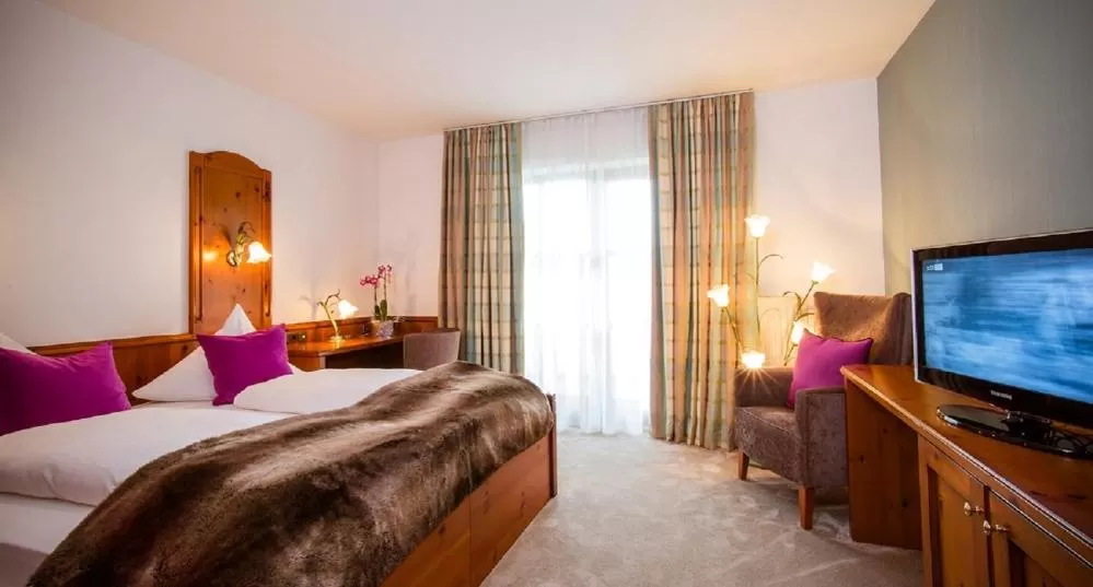 Bed, TV/Entertainment Center in Landhotel Schneider